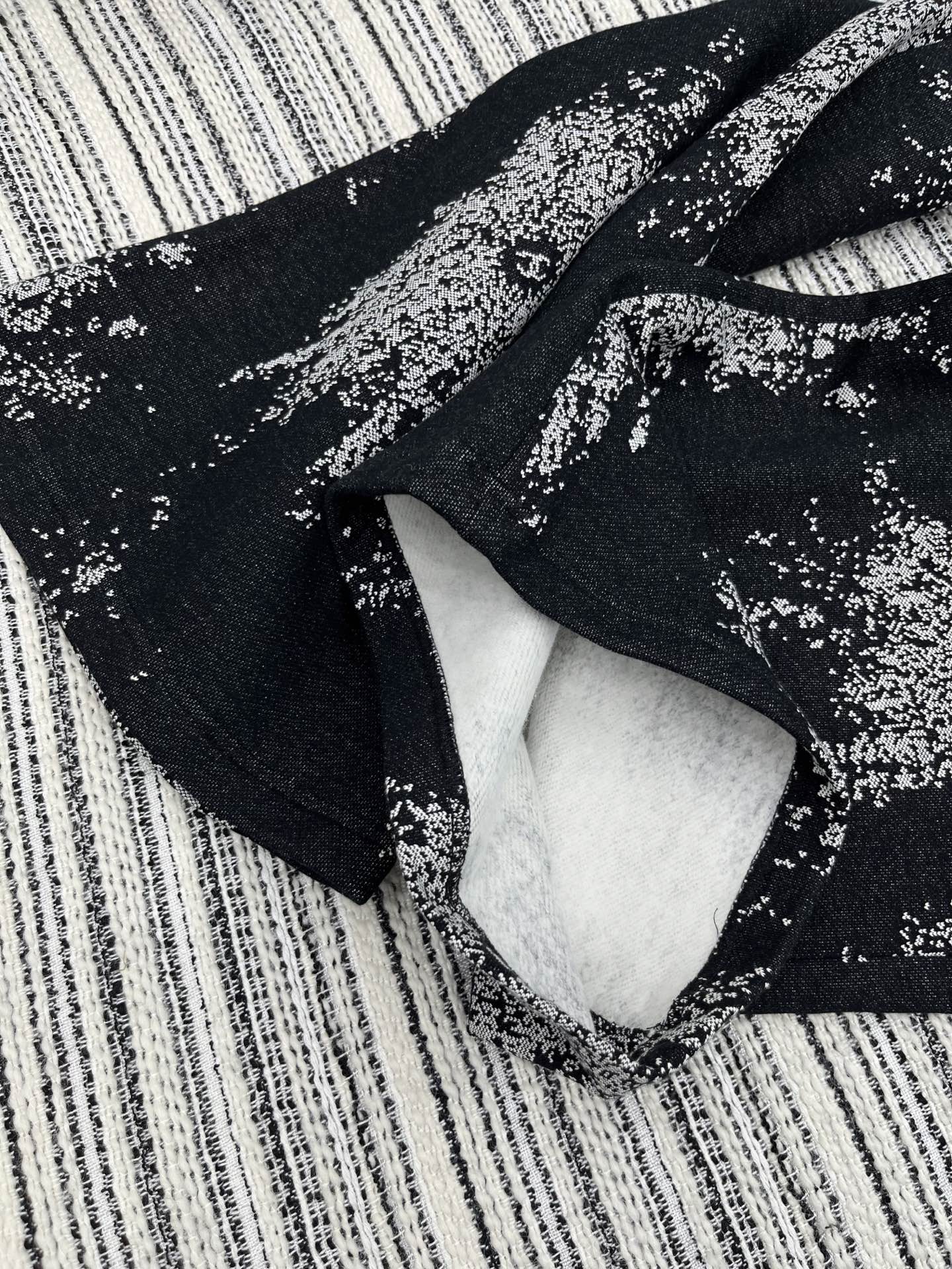 🛒𝐍𝐄𝐖 · 𝟐𝟎𝟐5/爆款现货【原版定制】Chane*｜25早秋经典提花复合绒面休闲裤干净利落的裁剪，