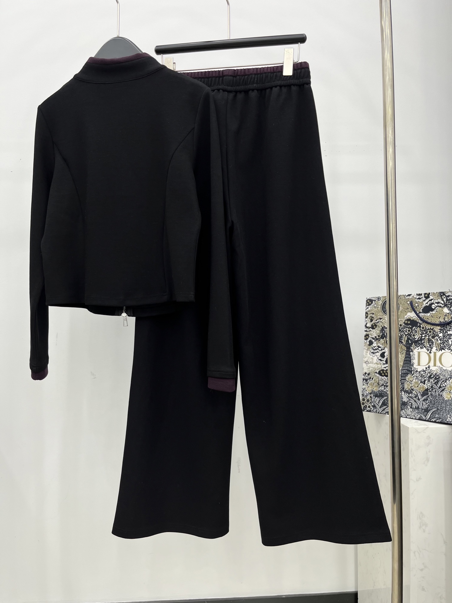 🛒𝐍𝐄𝐖 · 𝟐𝟎𝟐5/爆款现货原单品质 LP｜撞色拼接休闲套装修身双拉链上衣，搭配休闲松紧长裤，定制面