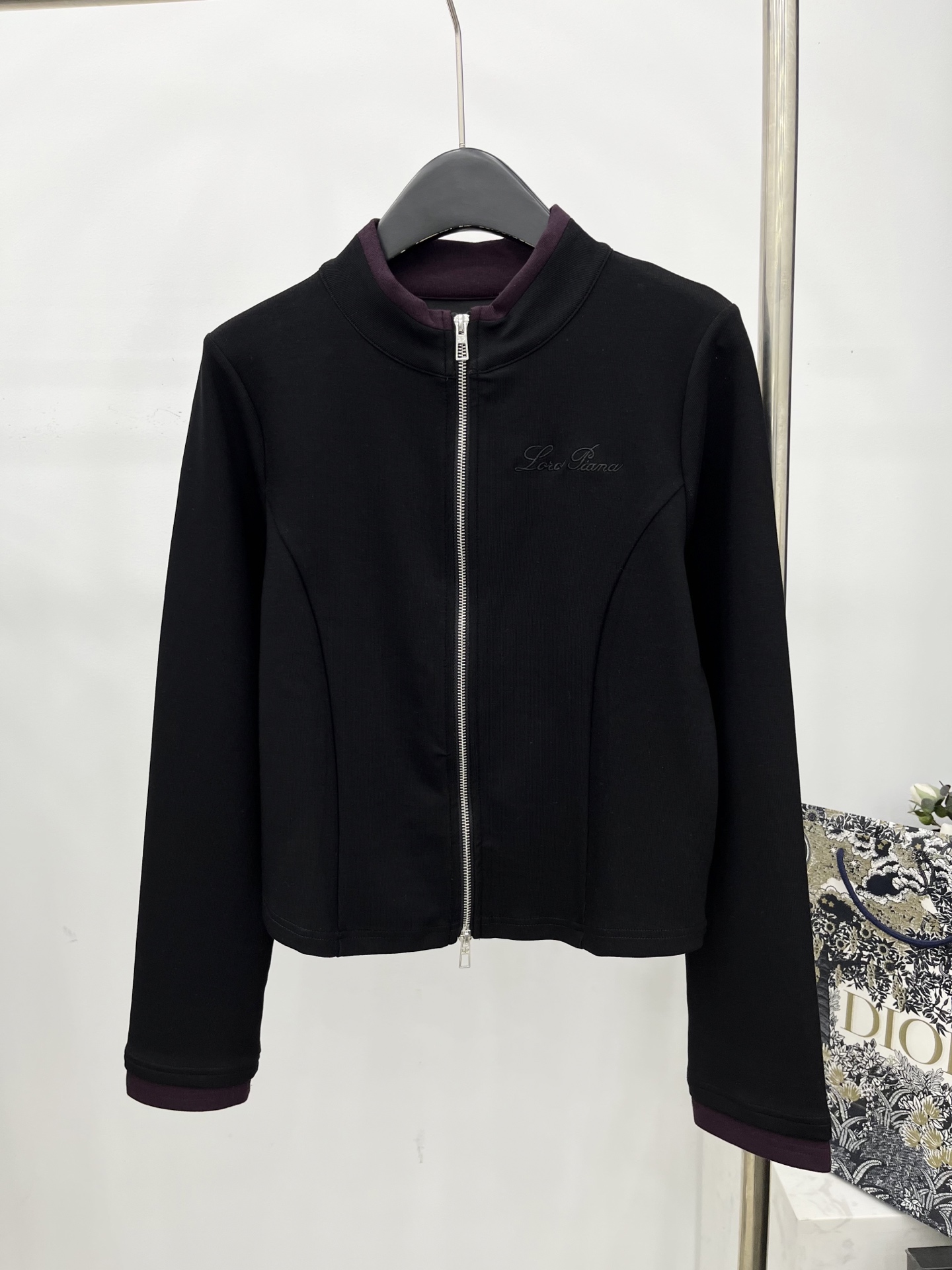 🛒𝐍𝐄𝐖 · 𝟐𝟎𝟐5/爆款现货原单品质 LP｜撞色拼接休闲套装修身双拉链上衣，搭配休闲松紧长裤，定制面