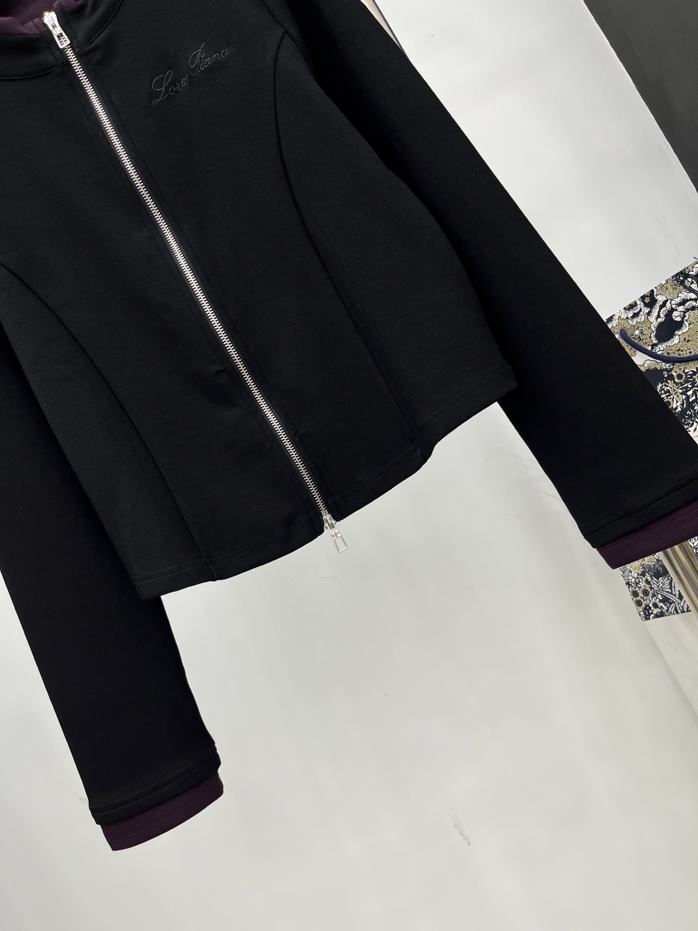 🛒𝐍𝐄𝐖 · 𝟐𝟎𝟐5/爆款现货原单品质 LP｜撞色拼接休闲套装修身双拉链上衣，搭配休闲松紧长裤，定制面