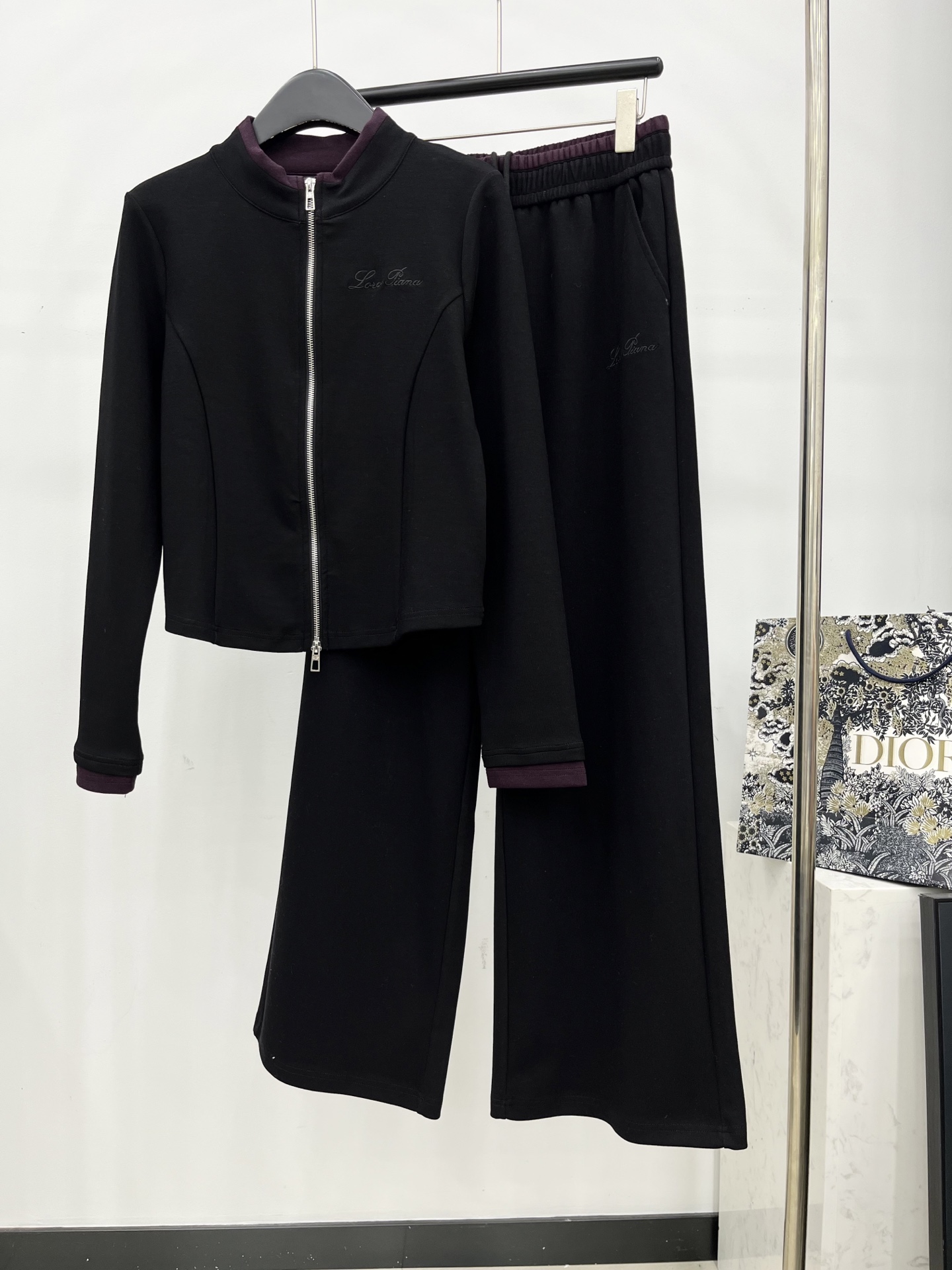 🛒𝐍𝐄𝐖 · 𝟐𝟎𝟐5/爆款现货原单品质 LP｜撞色拼接休闲套装修身双拉链上衣，搭配休闲松紧长裤，定制面