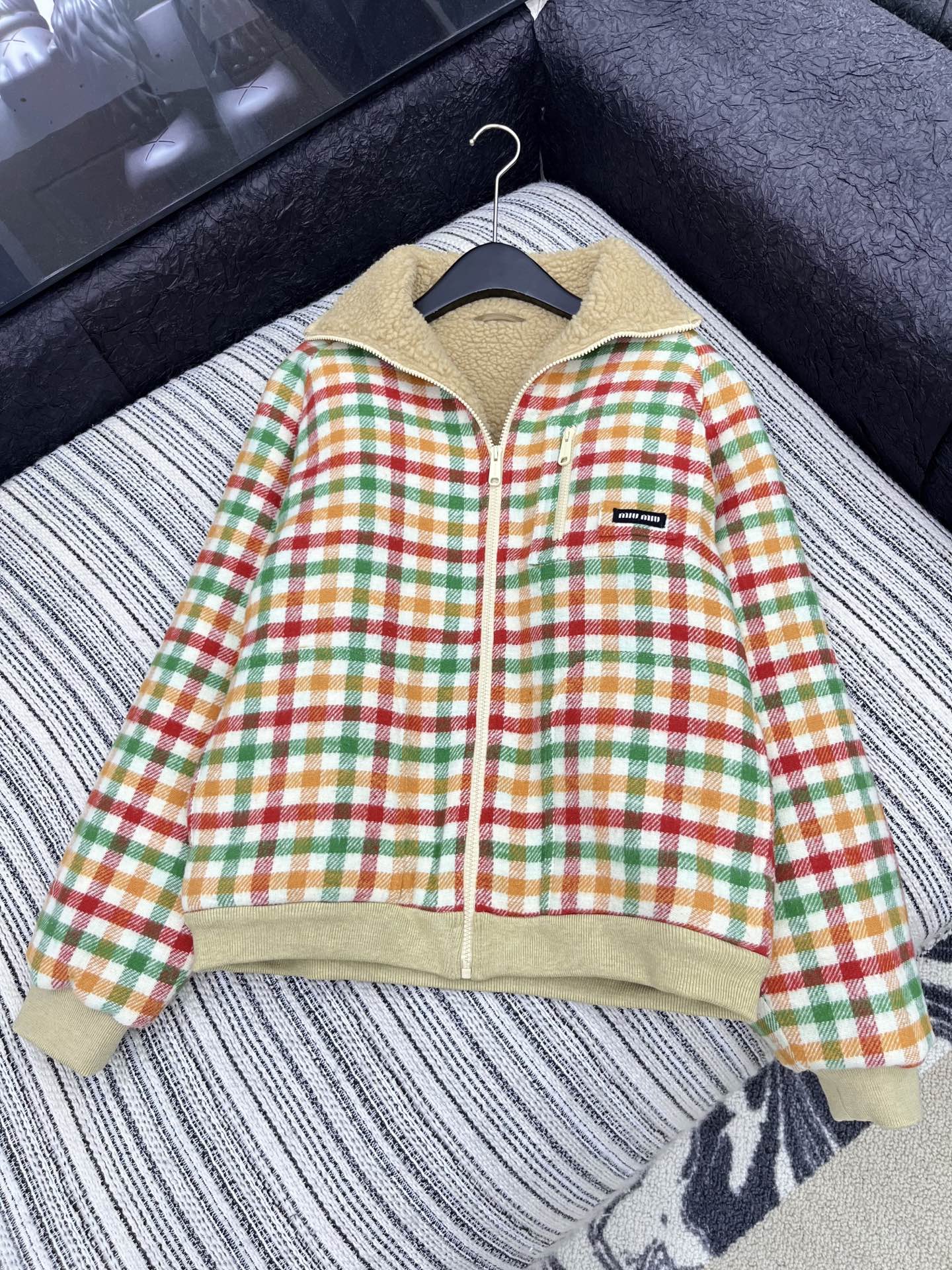 🛒𝐍𝐄𝐖 · 𝟐𝟎𝟐5/爆款现货【原版定制】Miu Mi*｜25秋冬新品 字母徽标泰迪绒内里翻领拉链夹克