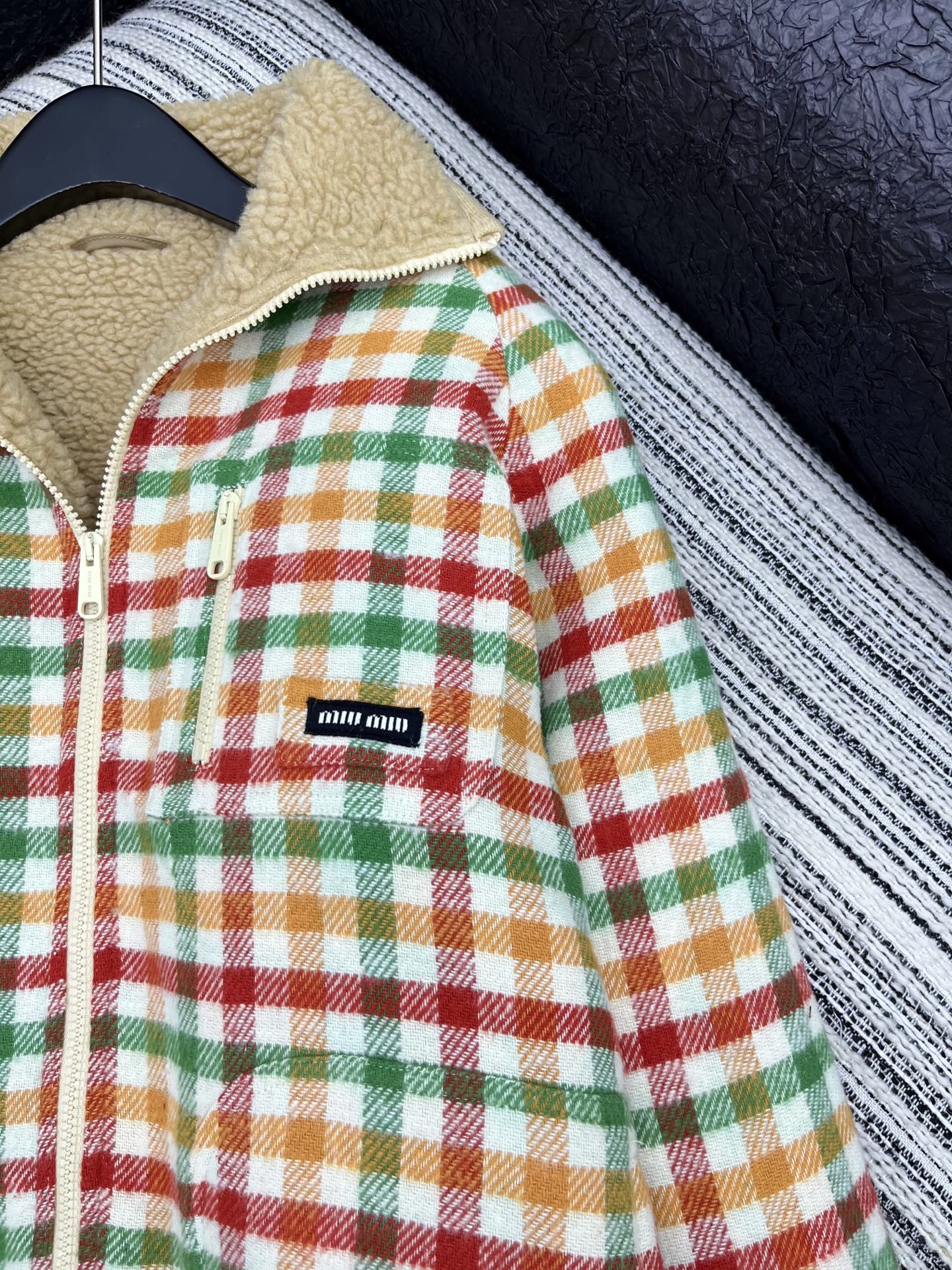 🛒𝐍𝐄𝐖 · 𝟐𝟎𝟐5/爆款现货【原版定制】Miu Mi*｜25秋冬新品 字母徽标泰迪绒内里翻领拉链夹克