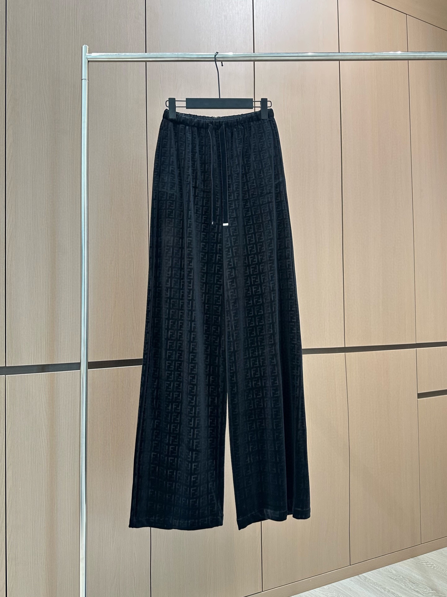 🛒𝐍𝐄𝐖 · 𝟐𝟎𝟐5/爆款现货设计师 原创｜FF字母松紧腰头休闲裤高品质面料质感柔软细腻舒适。气质百搭