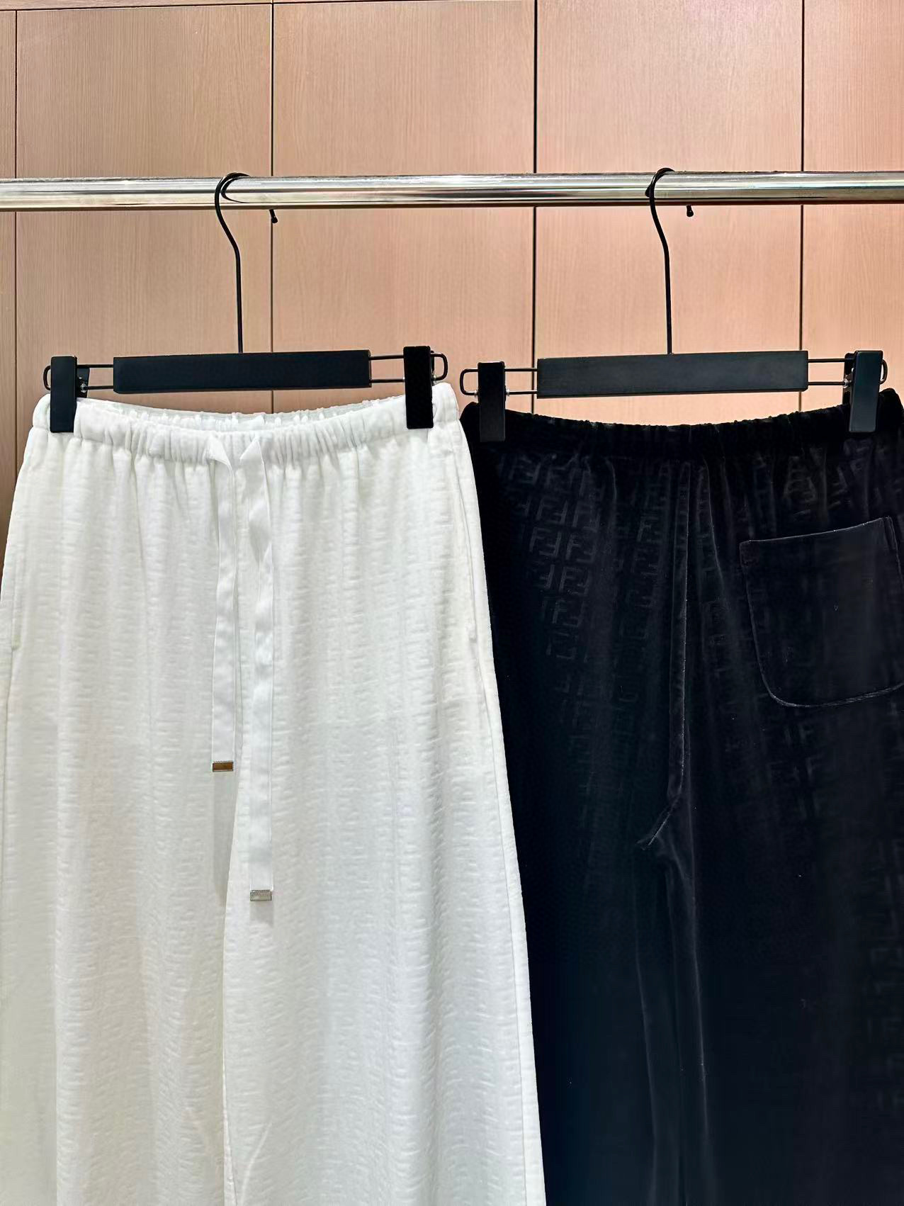 🛒𝐍𝐄𝐖 · 𝟐𝟎𝟐5/爆款现货设计师 原创｜FF字母松紧腰头休闲裤高品质面料质感柔软细腻舒适。气质百搭