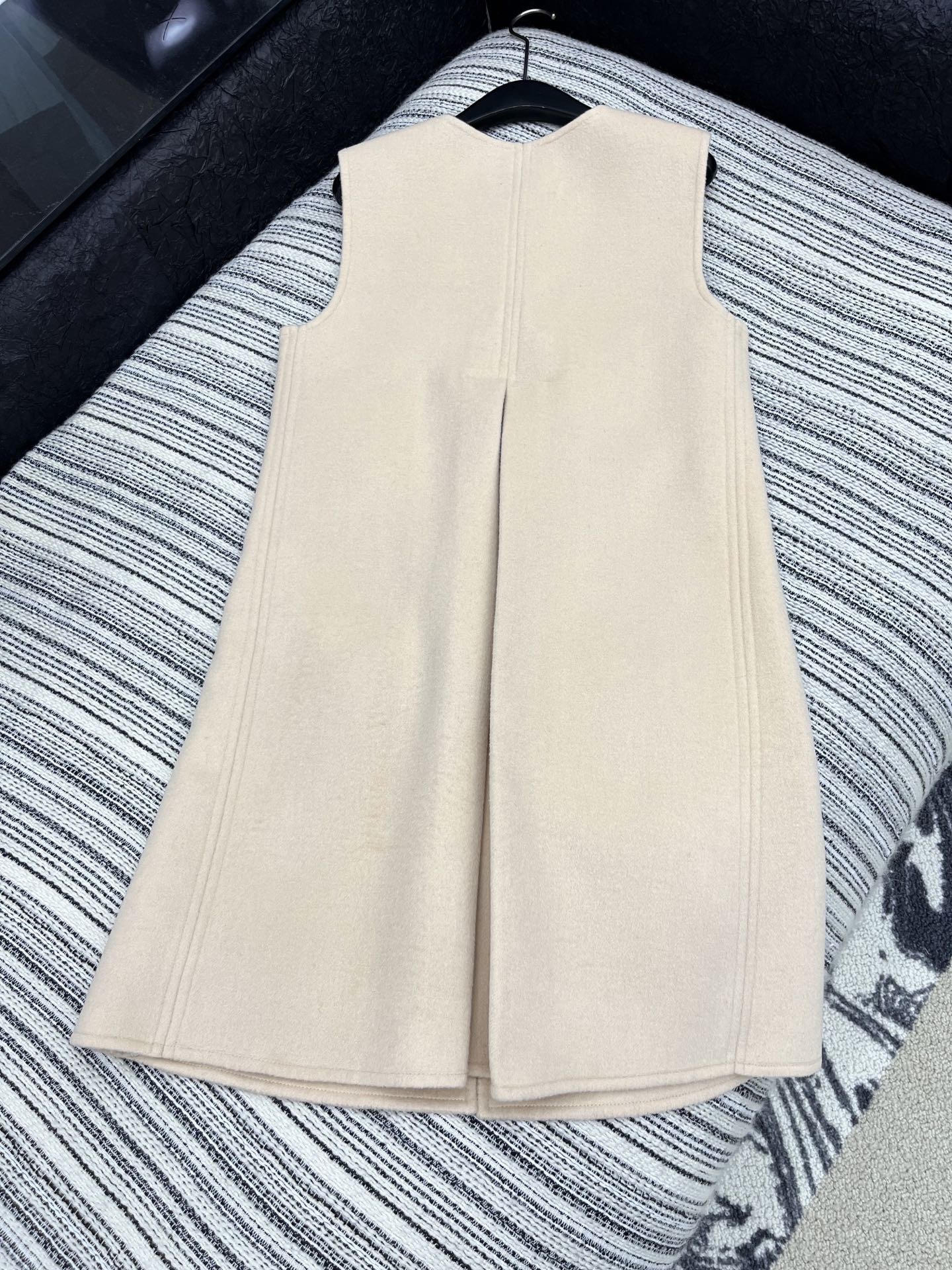 🛒𝐍𝐄𝐖 · 𝟐𝟎𝟐5/爆款现货【原版定制】Valen*｜25秋冬新款毛呢背心连衣裙软糯糯的米杏色系 V