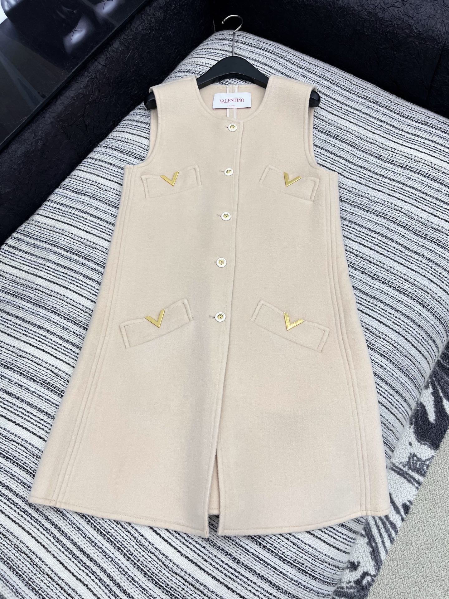 🛒𝐍𝐄𝐖 · 𝟐𝟎𝟐5/爆款现货【原版定制】Valen*｜25秋冬新款毛呢背心连衣裙软糯糯的米杏色系 V