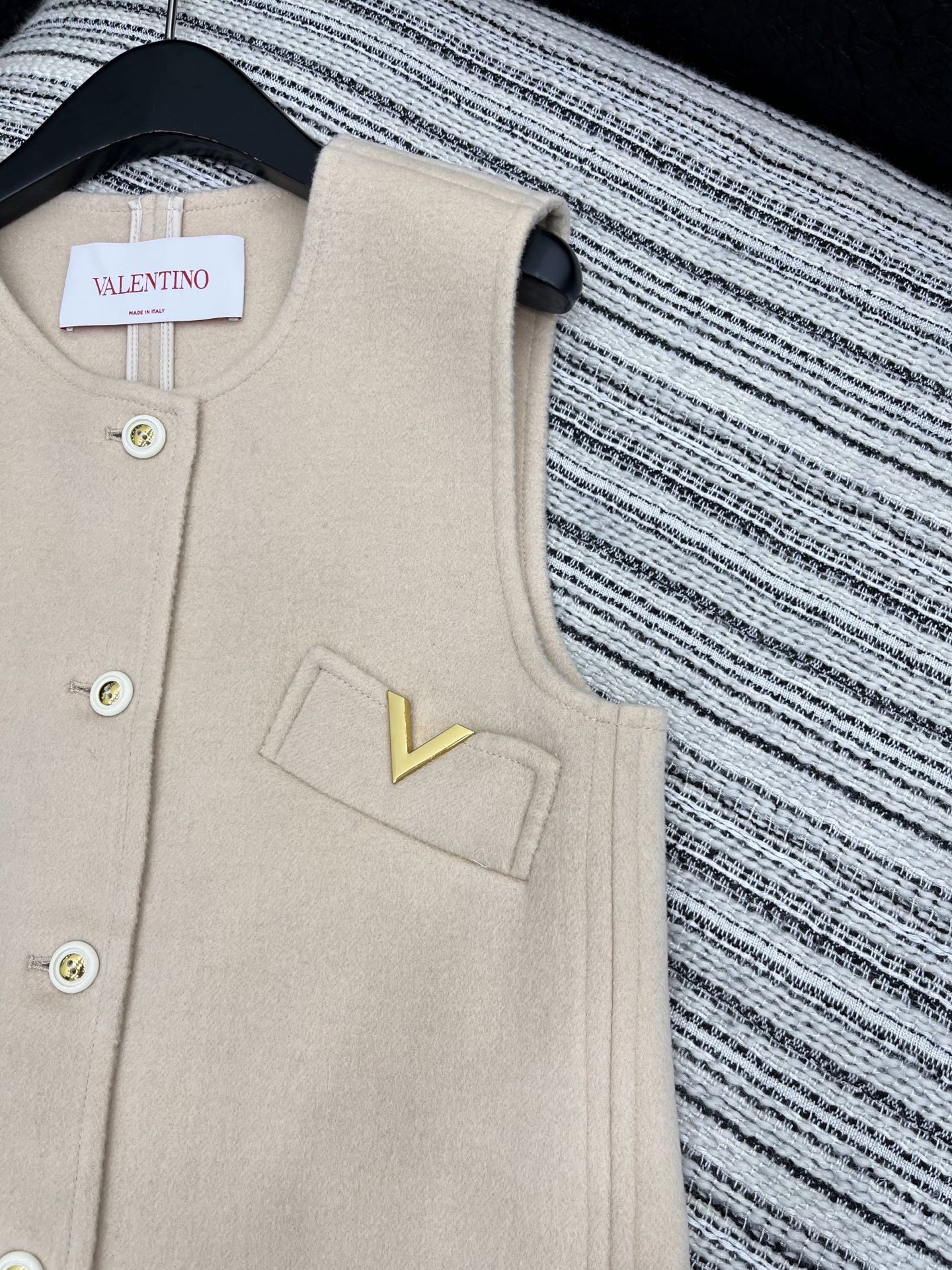 🛒𝐍𝐄𝐖 · 𝟐𝟎𝟐5/爆款现货【原版定制】Valen*｜25秋冬新款毛呢背心连衣裙软糯糯的米杏色系 V