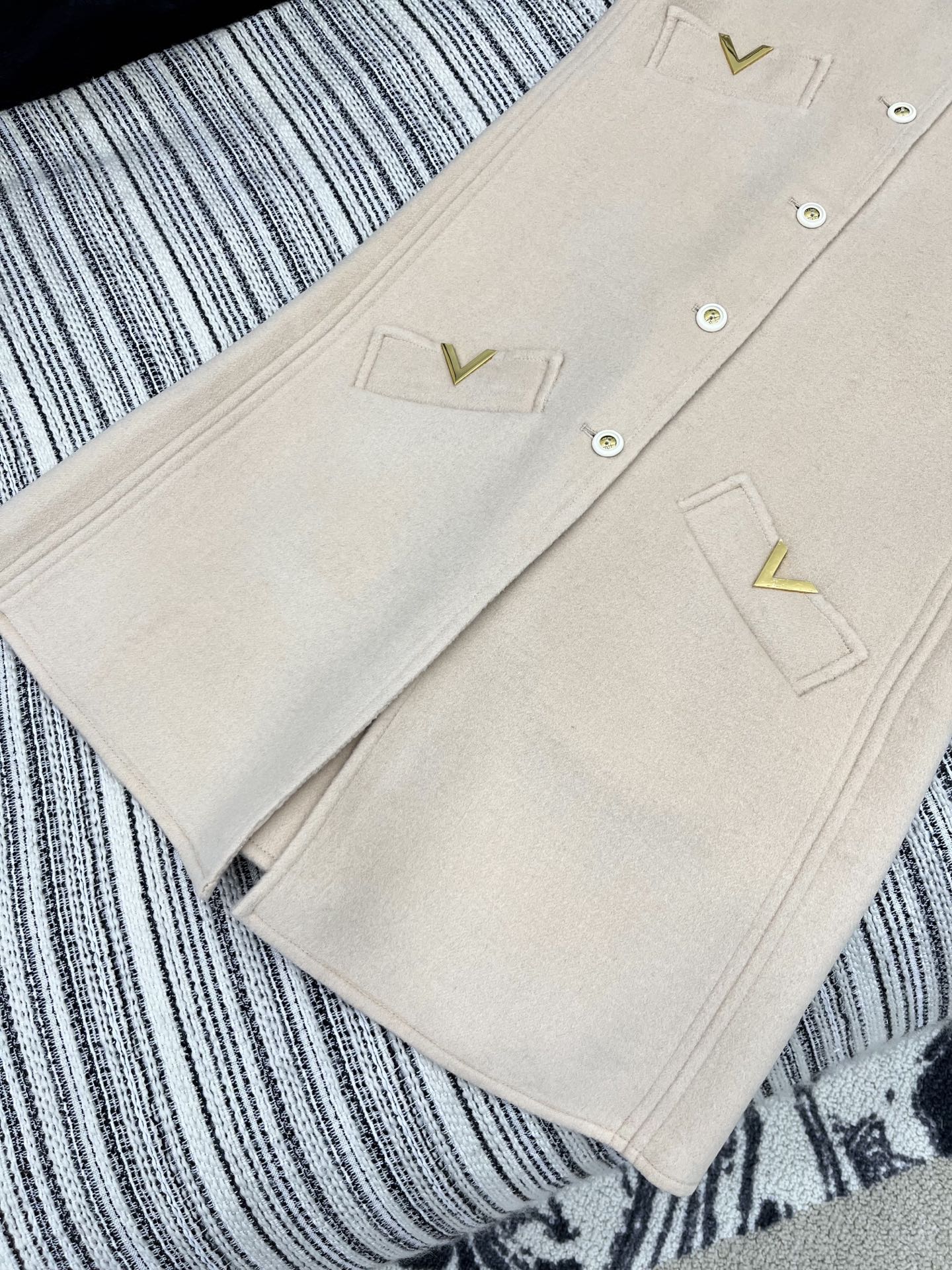 🛒𝐍𝐄𝐖 · 𝟐𝟎𝟐5/爆款现货【原版定制】Valen*｜25秋冬新款毛呢背心连衣裙软糯糯的米杏色系 V