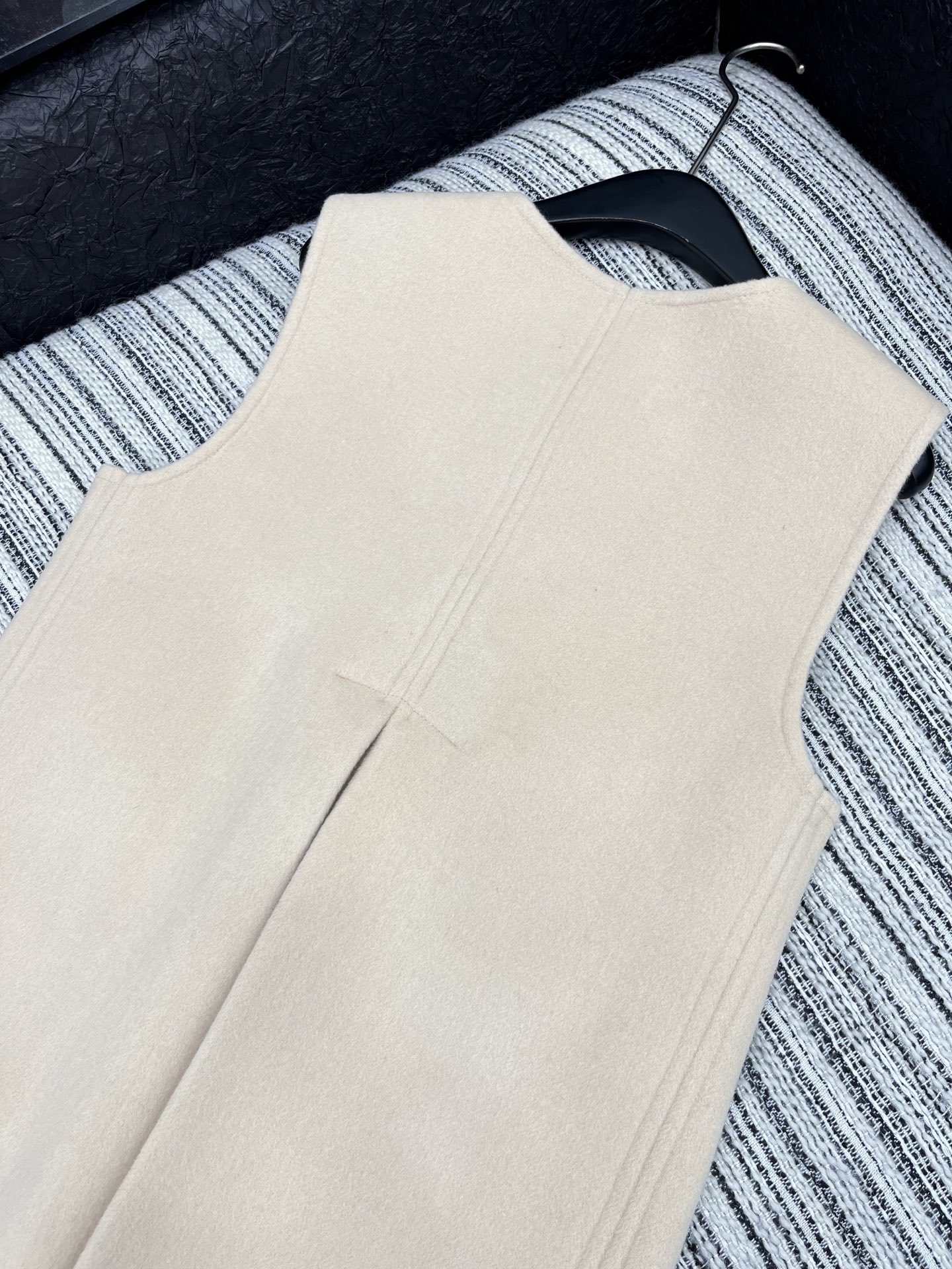 🛒𝐍𝐄𝐖 · 𝟐𝟎𝟐5/爆款现货【原版定制】Valen*｜25秋冬新款毛呢背心连衣裙软糯糯的米杏色系 V