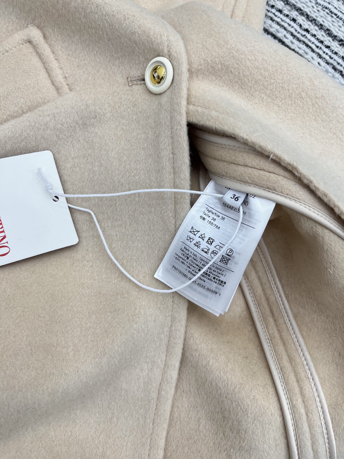 🛒𝐍𝐄𝐖 · 𝟐𝟎𝟐5/爆款现货【原版定制】Valen*｜25秋冬新款毛呢背心连衣裙软糯糯的米杏色系 V