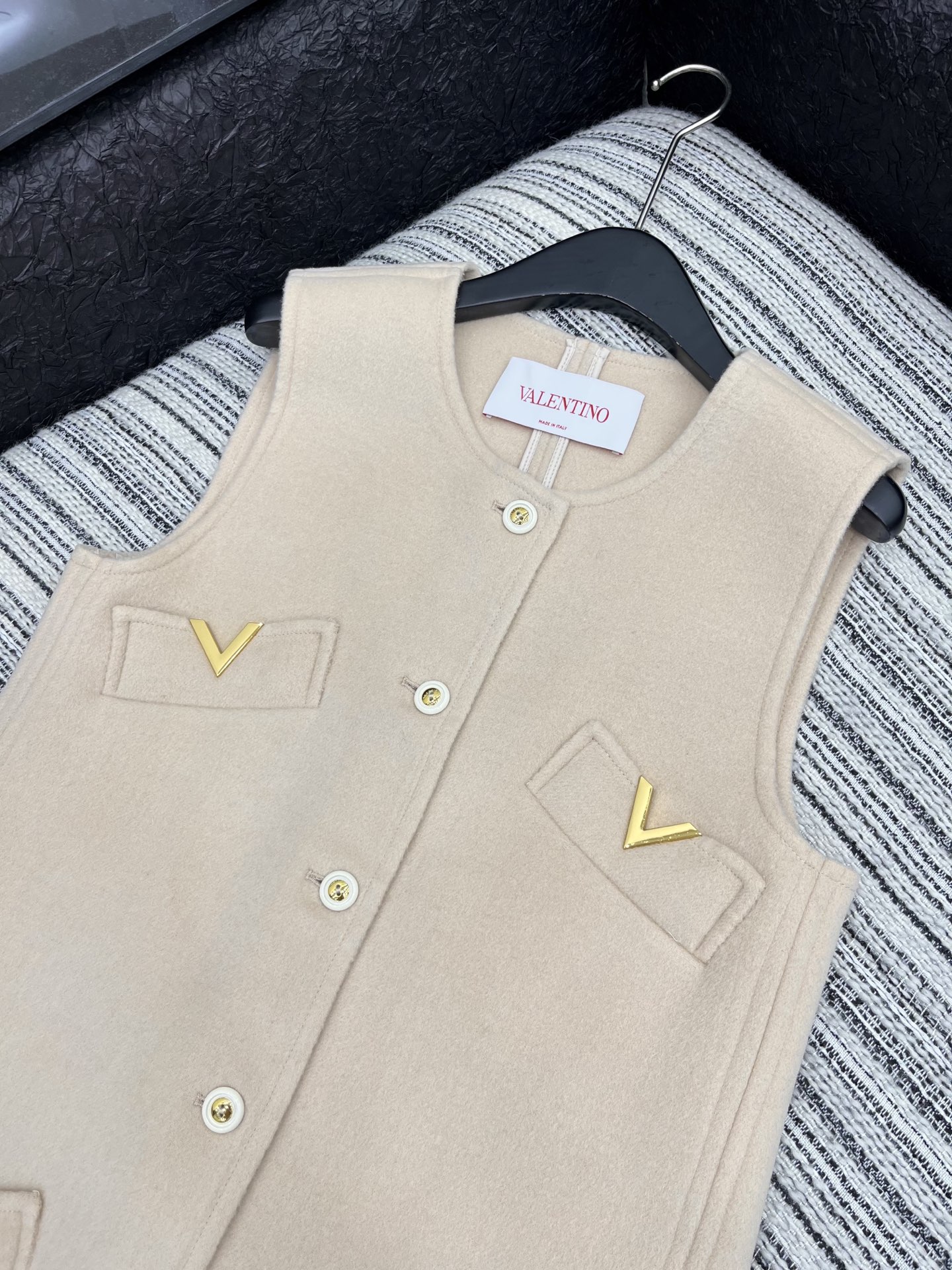 🛒𝐍𝐄𝐖 · 𝟐𝟎𝟐5/爆款现货【原版定制】Valen*｜25秋冬新款毛呢背心连衣裙软糯糯的米杏色系 V