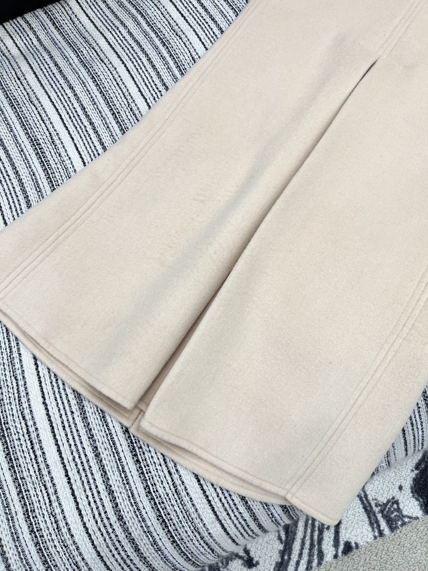 🛒𝐍𝐄𝐖 · 𝟐𝟎𝟐5/爆款现货【原版定制】Valen*｜25秋冬新款毛呢背心连衣裙软糯糯的米杏色系 V