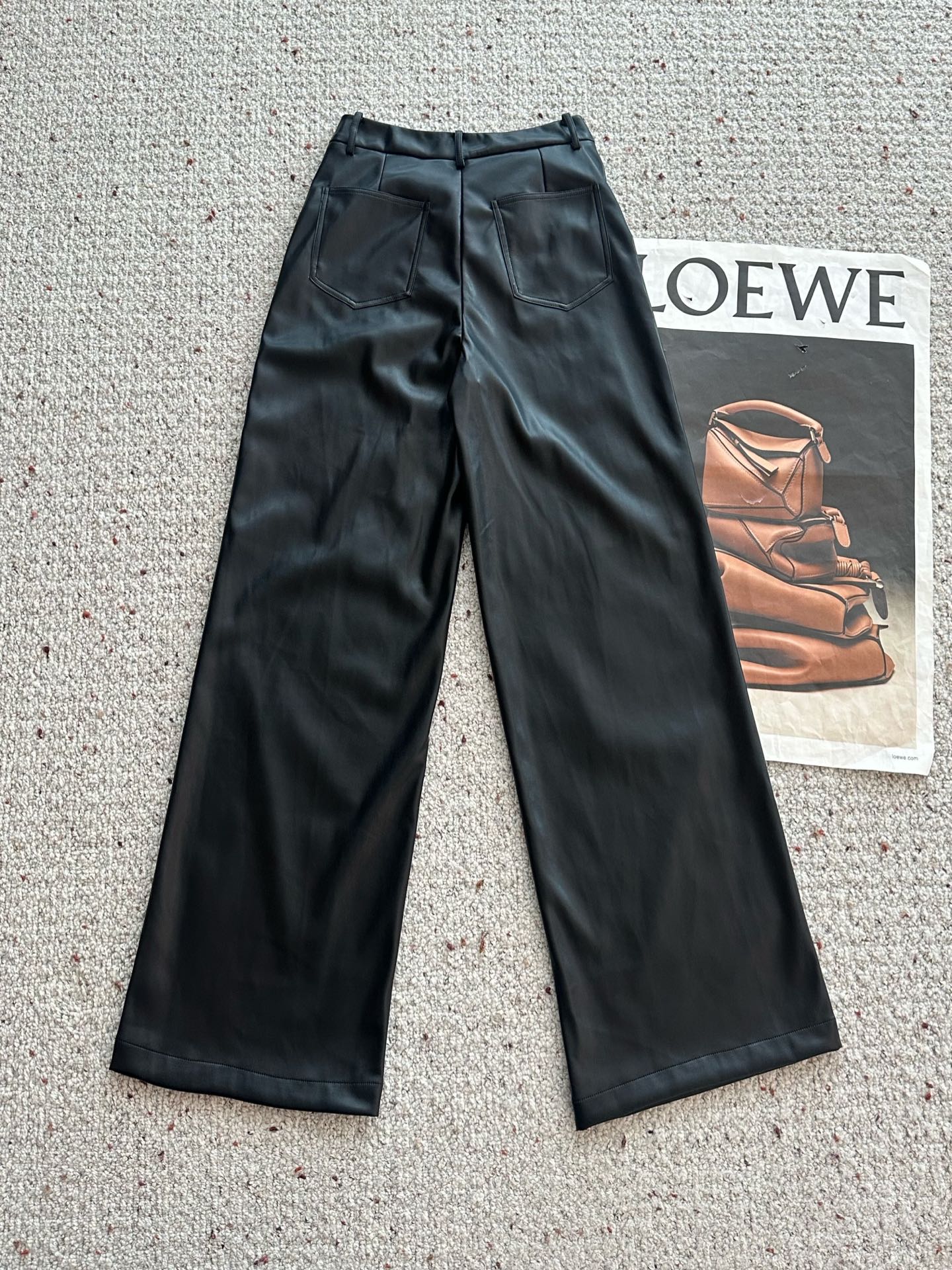 🛒𝐍𝐄𝐖 · 𝟐𝟎𝟐5/爆款现货设计师 原创｜25新款环保♻️进口植物蛋白皮皮裤 薄绒款手感柔软细腻，调