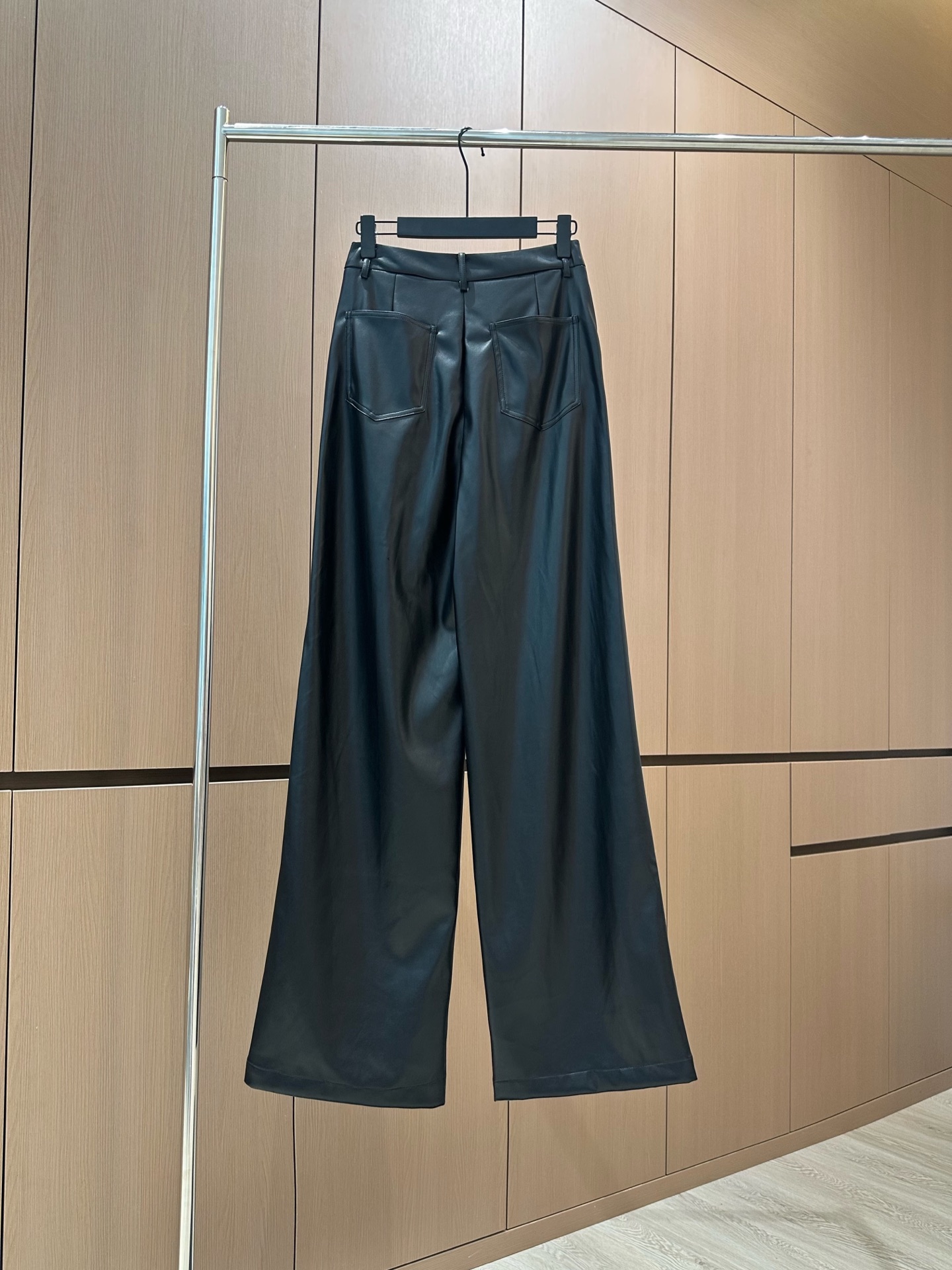 🛒𝐍𝐄𝐖 · 𝟐𝟎𝟐5/爆款现货设计师 原创｜25新款环保♻️进口植物蛋白皮皮裤 薄绒款手感柔软细腻，调