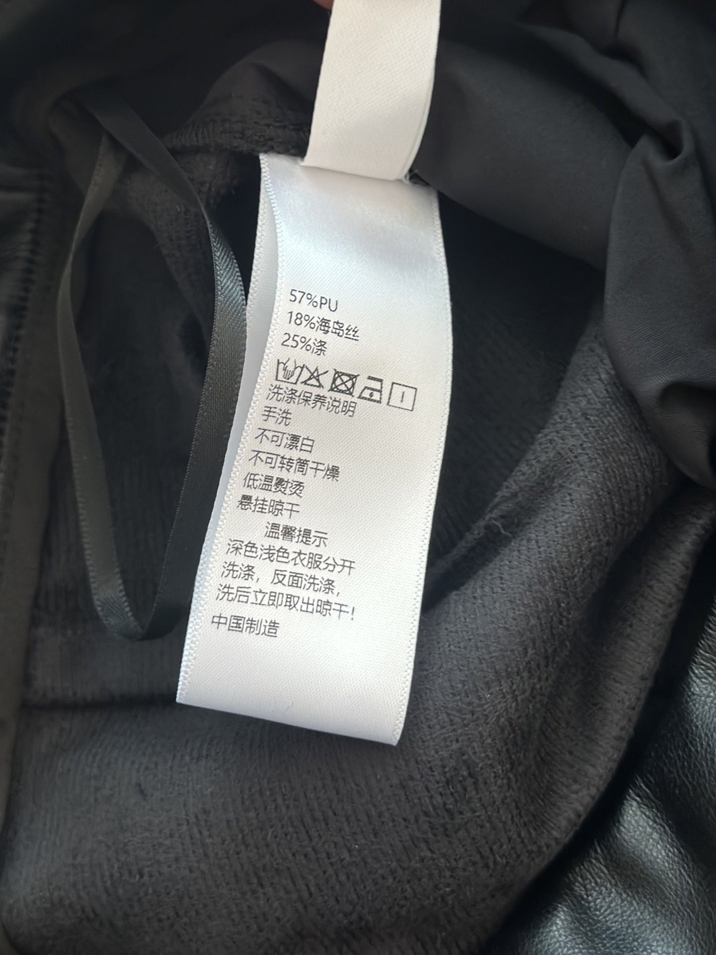 🛒𝐍𝐄𝐖 · 𝟐𝟎𝟐5/爆款现货设计师 原创｜25新款环保♻️进口植物蛋白皮皮裤 薄绒款手感柔软细腻，调