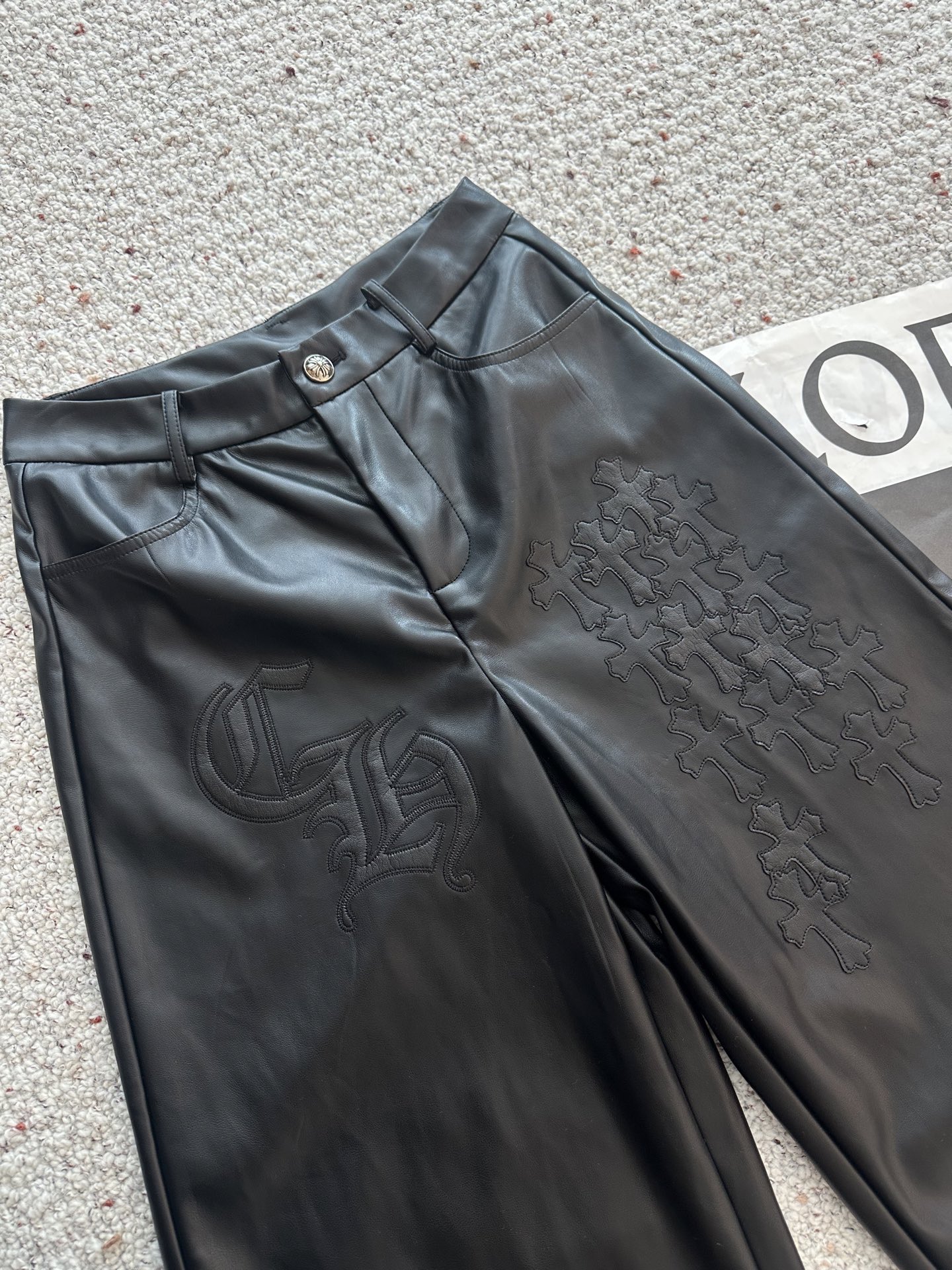 🛒𝐍𝐄𝐖 · 𝟐𝟎𝟐5/爆款现货设计师 原创｜25新款环保♻️进口植物蛋白皮皮裤 薄绒款手感柔软细腻，调