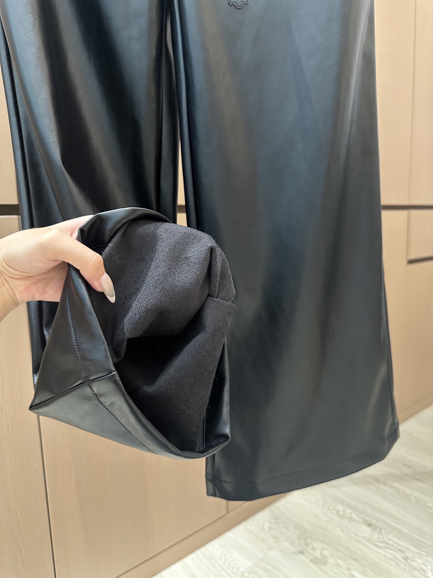 🛒𝐍𝐄𝐖 · 𝟐𝟎𝟐5/爆款现货设计师 原创｜25新款环保♻️进口植物蛋白皮皮裤 薄绒款手感柔软细腻，调