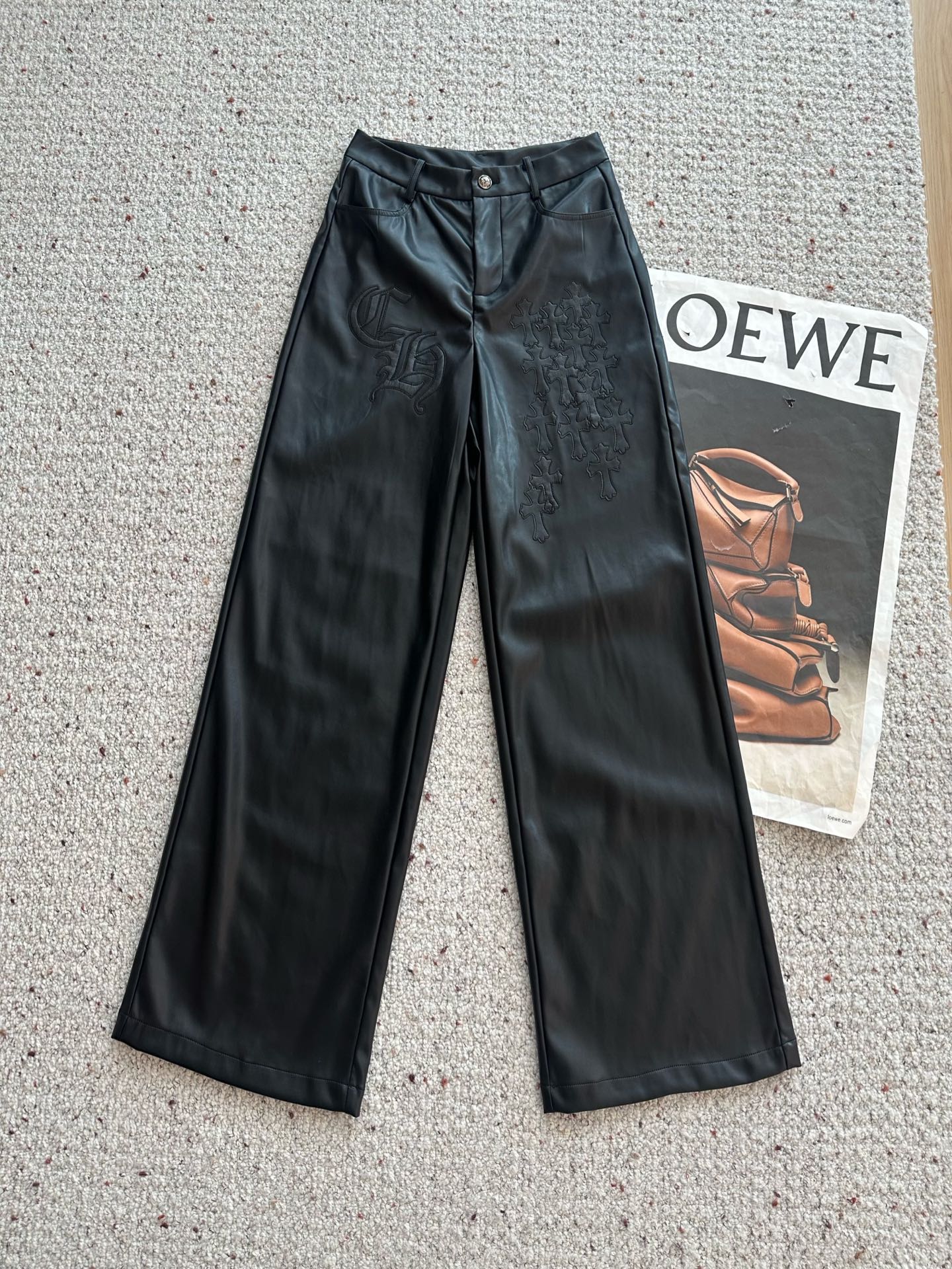 🛒𝐍𝐄𝐖 · 𝟐𝟎𝟐5/爆款现货设计师 原创｜25新款环保♻️进口植物蛋白皮皮裤 薄绒款手感柔软细腻，调