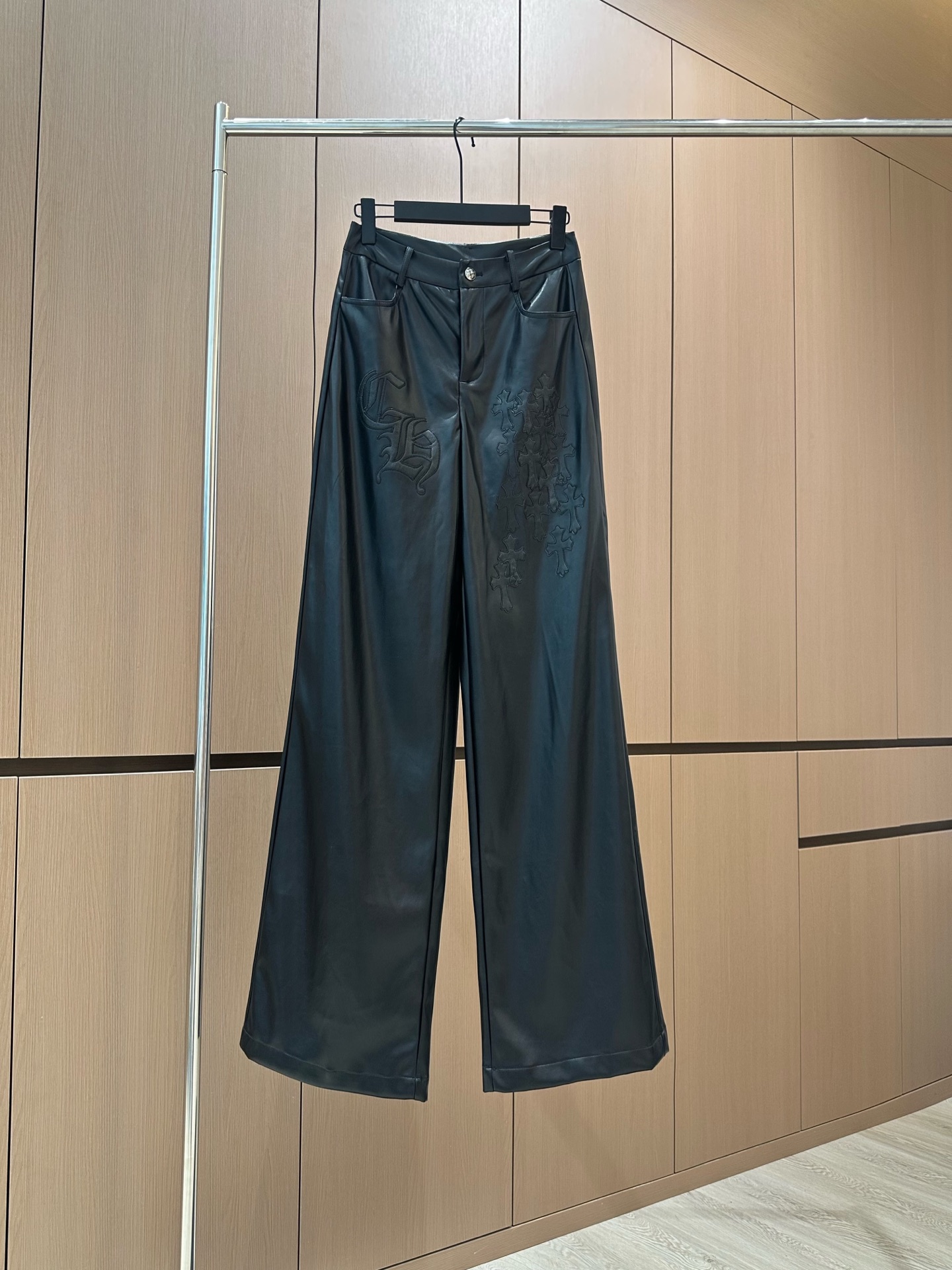 🛒𝐍𝐄𝐖 · 𝟐𝟎𝟐5/爆款现货设计师 原创｜25新款环保♻️进口植物蛋白皮皮裤 薄绒款手感柔软细腻，调