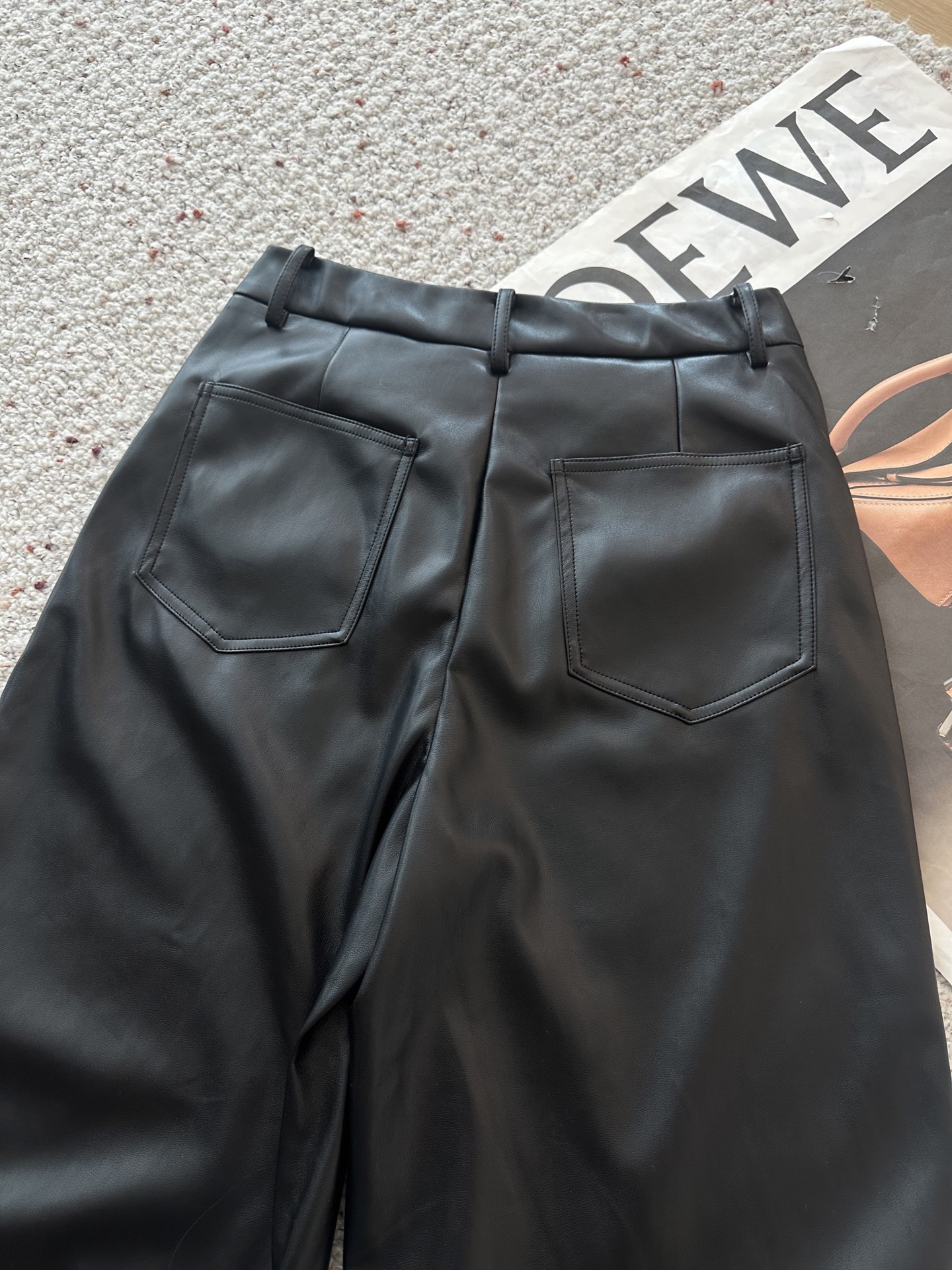 🛒𝐍𝐄𝐖 · 𝟐𝟎𝟐5/爆款现货设计师 原创｜25新款环保♻️进口植物蛋白皮皮裤 薄绒款手感柔软细腻，调