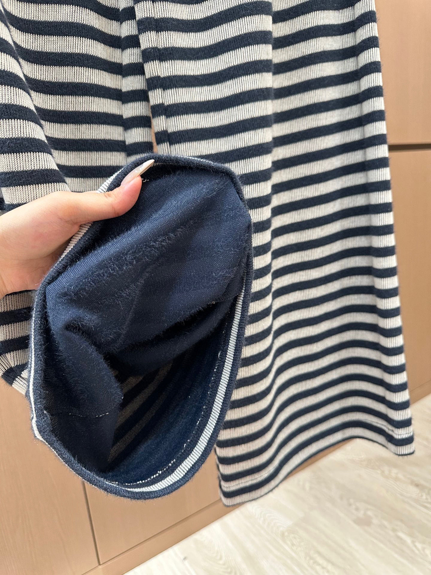 🛒𝐍𝐄𝐖 · 𝟐𝟎𝟐5/爆款现货设计师 原创｜撞色腰头抽绳条纹休闲裤高品质面料质感柔软细腻舒适。撞色刺绣