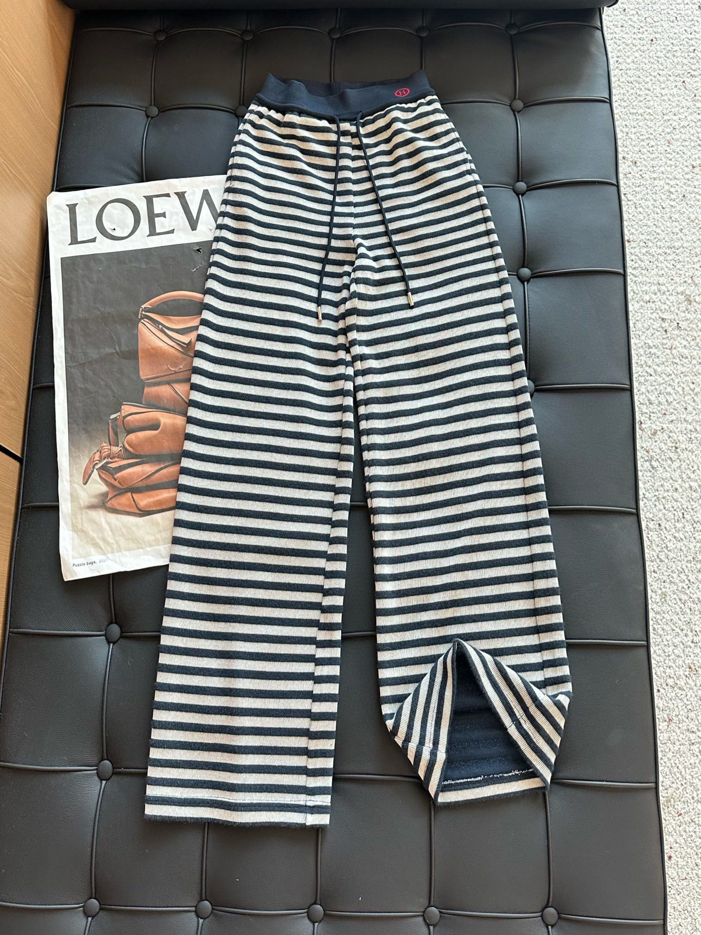 🛒𝐍𝐄𝐖 · 𝟐𝟎𝟐5/爆款现货设计师 原创｜撞色腰头抽绳条纹休闲裤高品质面料质感柔软细腻舒适。撞色刺绣