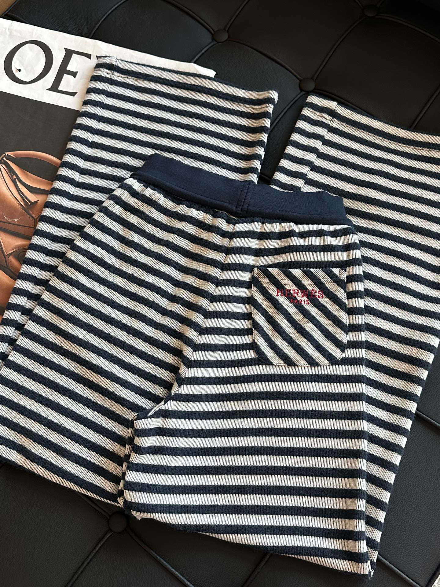 🛒𝐍𝐄𝐖 · 𝟐𝟎𝟐5/爆款现货设计师 原创｜撞色腰头抽绳条纹休闲裤高品质面料质感柔软细腻舒适。撞色刺绣