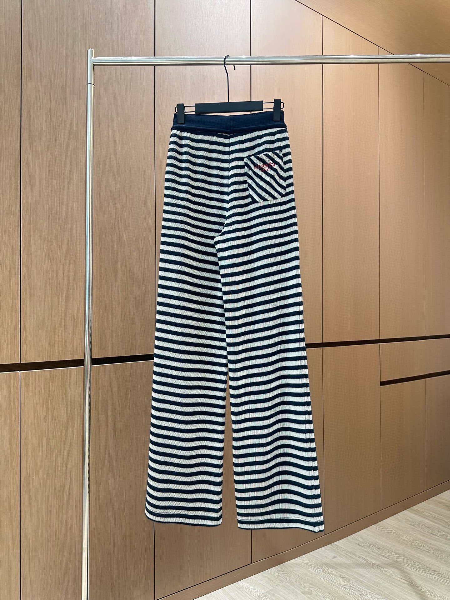 🛒𝐍𝐄𝐖 · 𝟐𝟎𝟐5/爆款现货设计师 原创｜撞色腰头抽绳条纹休闲裤高品质面料质感柔软细腻舒适。撞色刺绣