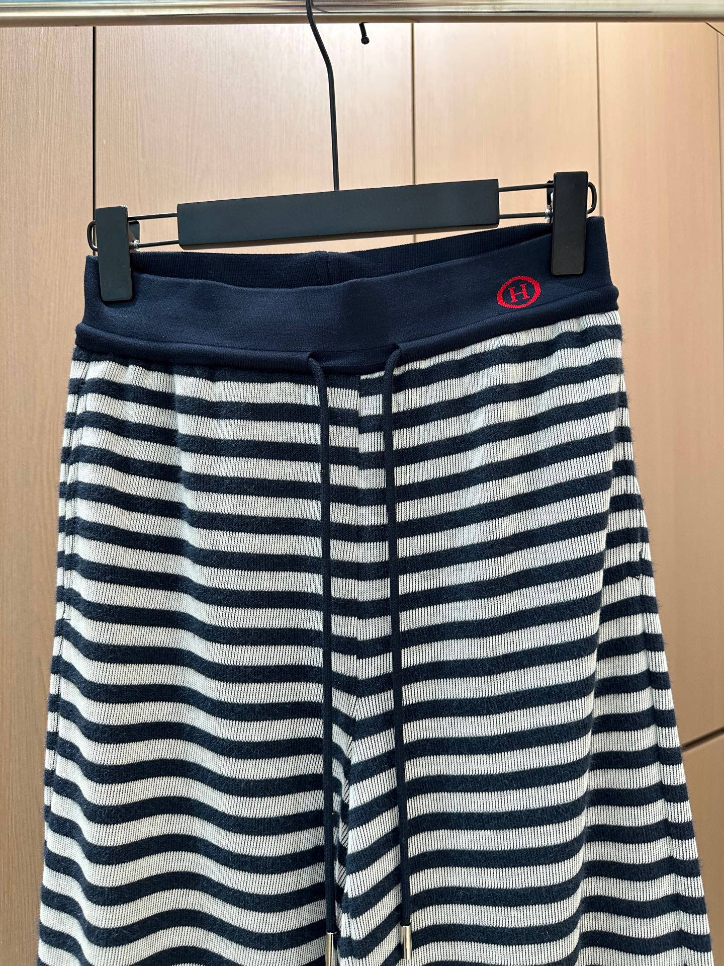 🛒𝐍𝐄𝐖 · 𝟐𝟎𝟐5/爆款现货设计师 原创｜撞色腰头抽绳条纹休闲裤高品质面料质感柔软细腻舒适。撞色刺绣