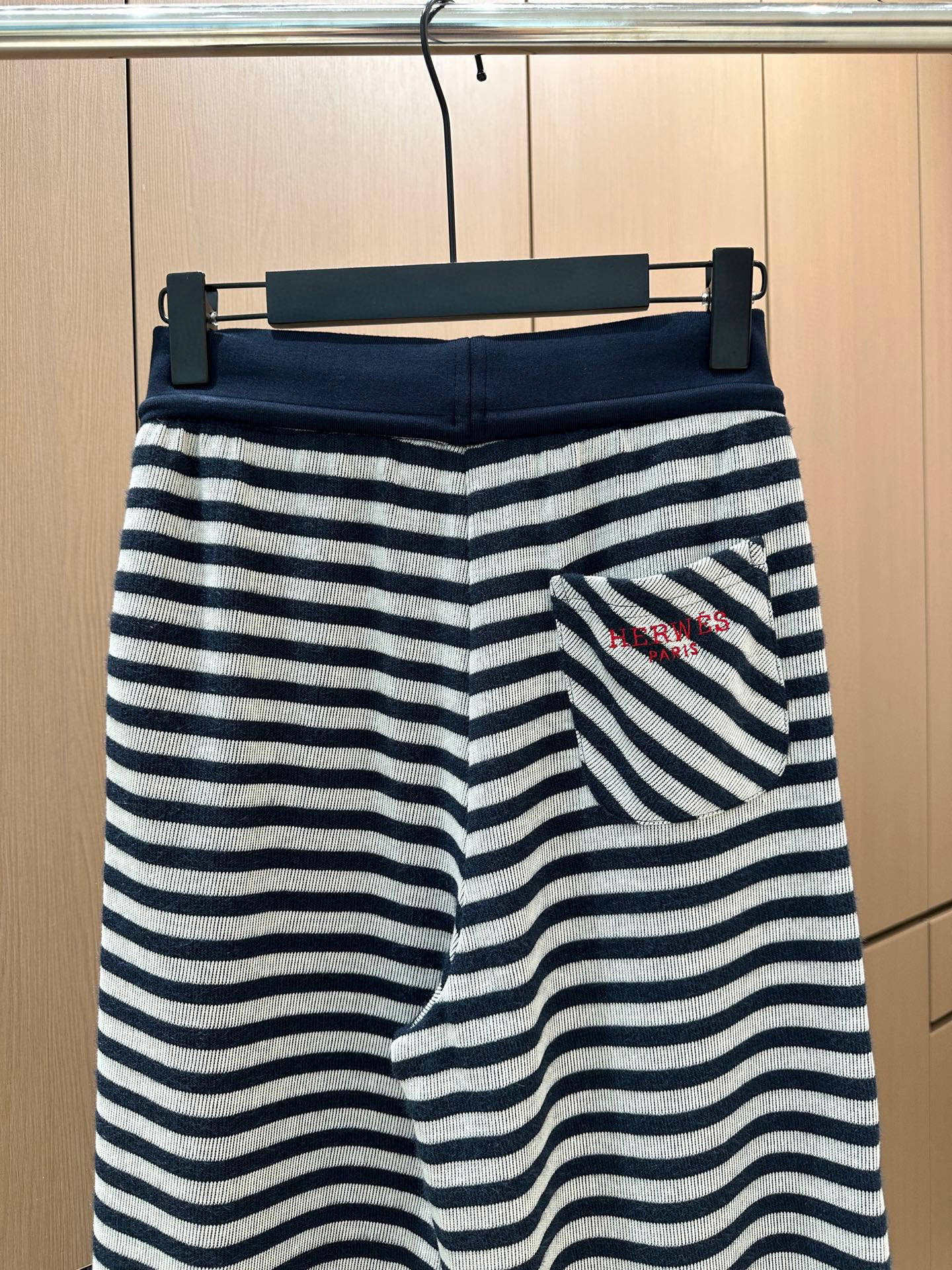 🛒𝐍𝐄𝐖 · 𝟐𝟎𝟐5/爆款现货设计师 原创｜撞色腰头抽绳条纹休闲裤高品质面料质感柔软细腻舒适。撞色刺绣