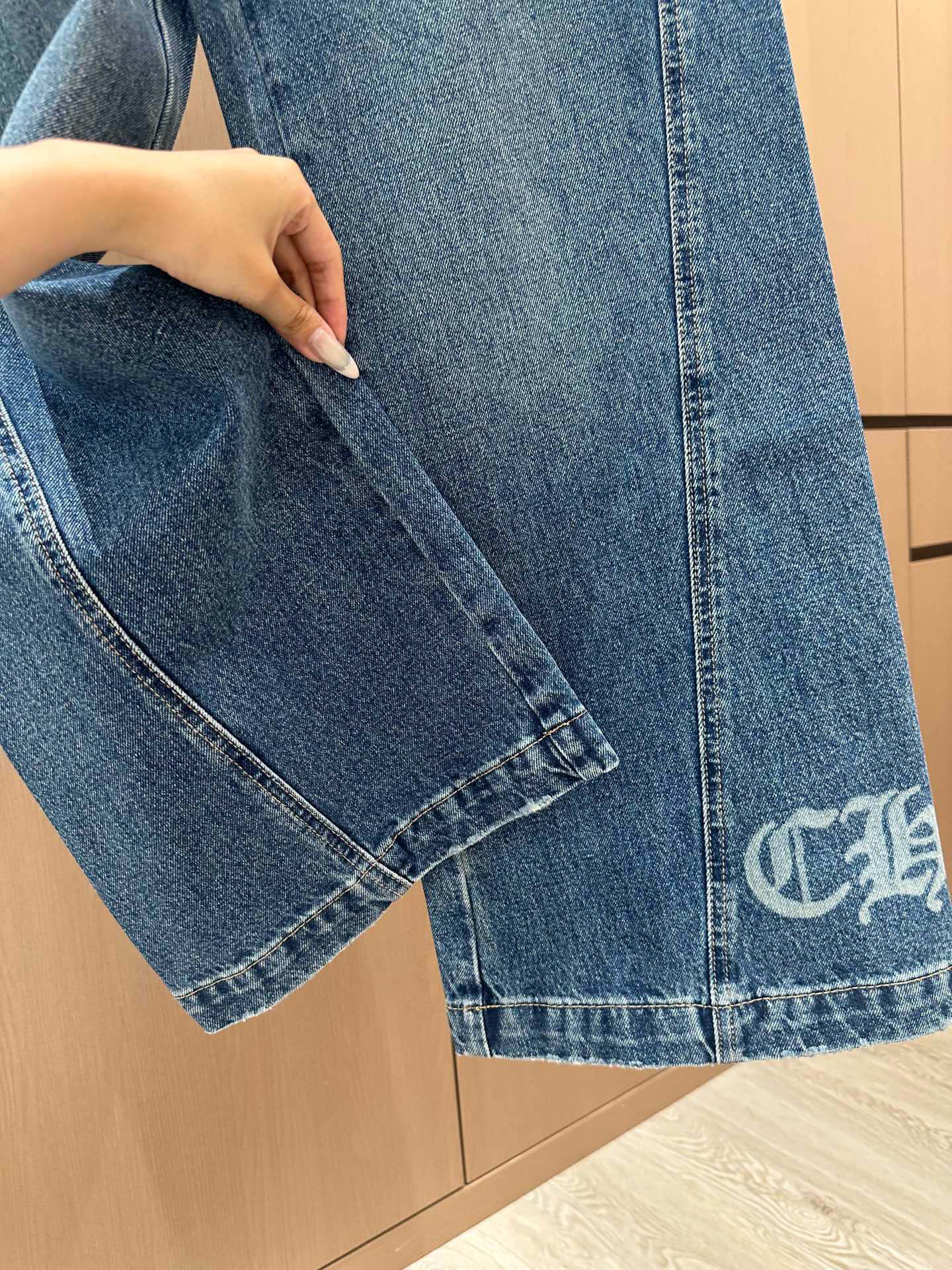 🛒𝐍𝐄𝐖 · 𝟐𝟎𝟐5/爆款现货设计师 原创｜女神同款侧腰带牛仔裤 这款牛仔裤选用优质面料，工艺洗水， 