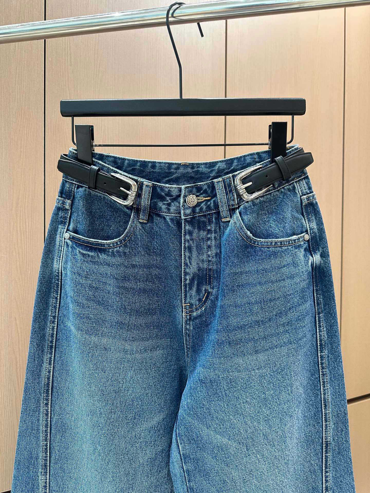 🛒𝐍𝐄𝐖 · 𝟐𝟎𝟐5/爆款现货设计师 原创｜女神同款侧腰带牛仔裤 这款牛仔裤选用优质面料，工艺洗水， 