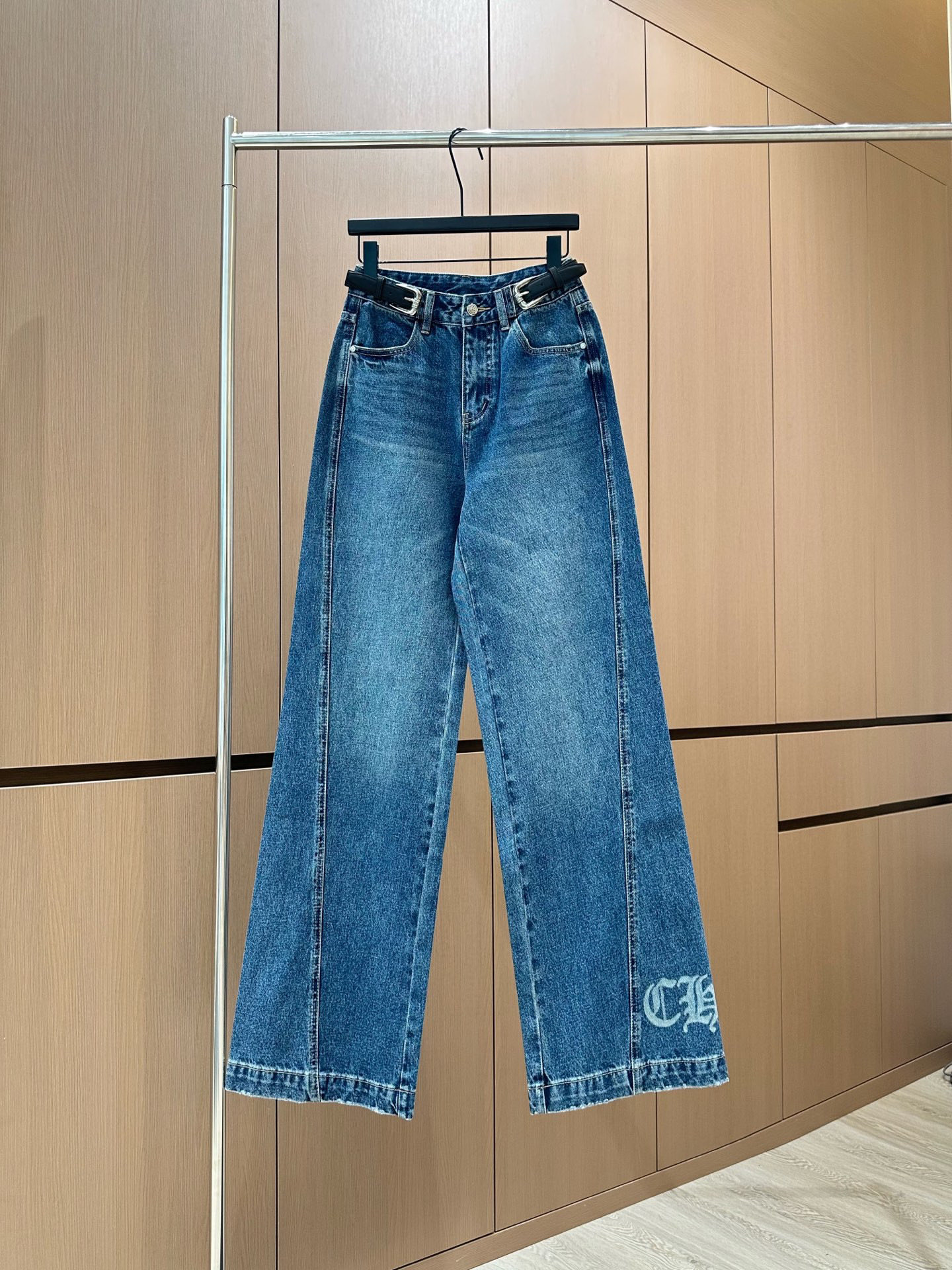 🛒𝐍𝐄𝐖 · 𝟐𝟎𝟐5/爆款现货设计师 原创｜女神同款侧腰带牛仔裤 这款牛仔裤选用优质面料，工艺洗水， 