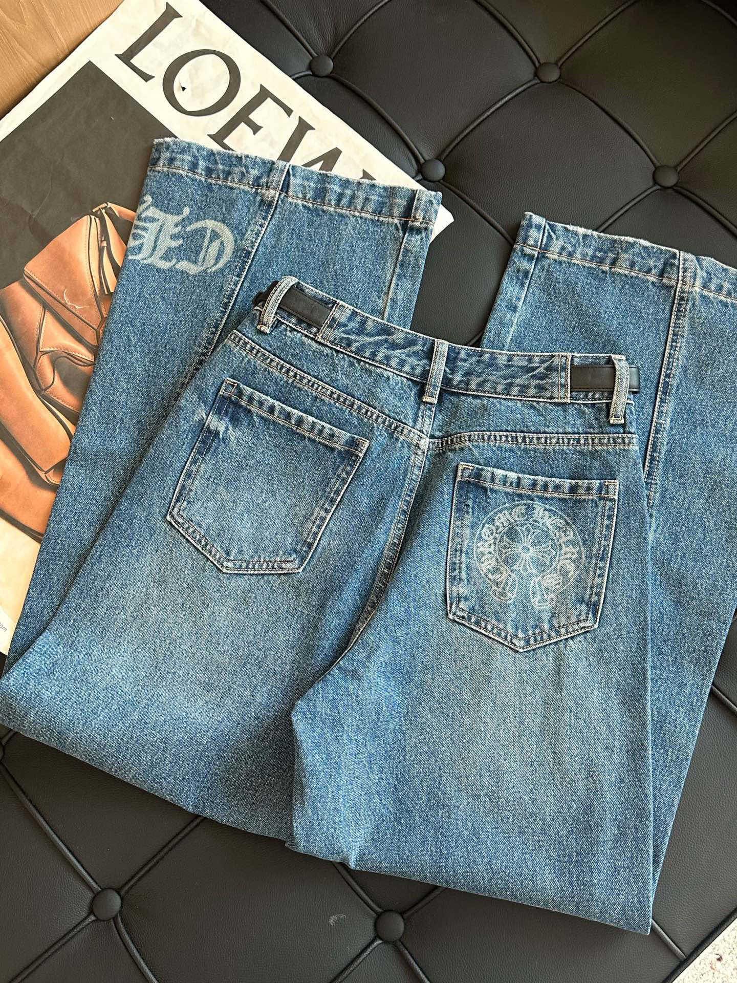 🛒𝐍𝐄𝐖 · 𝟐𝟎𝟐5/爆款现货设计师 原创｜女神同款侧腰带牛仔裤 这款牛仔裤选用优质面料，工艺洗水， 