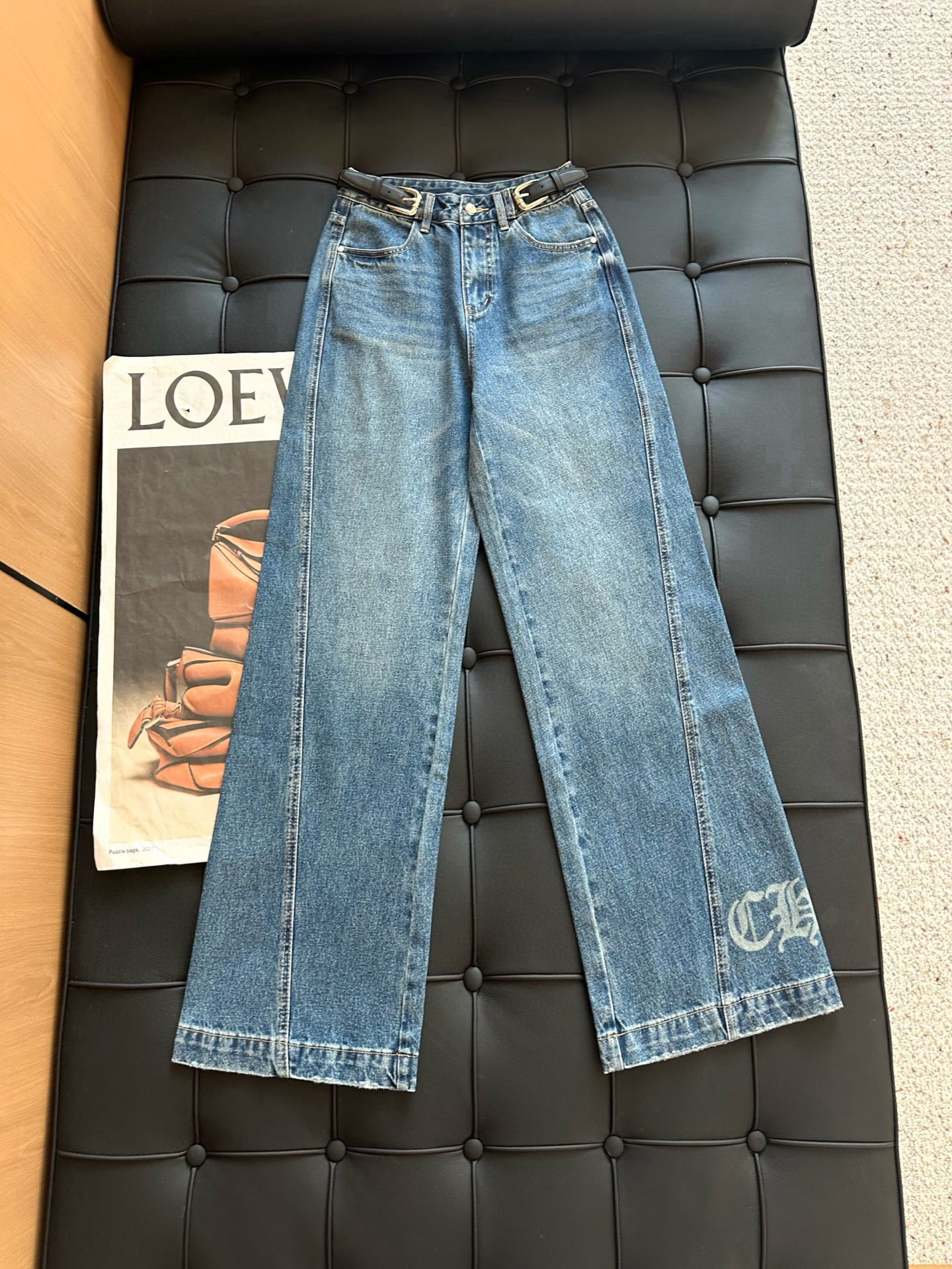 🛒𝐍𝐄𝐖 · 𝟐𝟎𝟐5/爆款现货设计师 原创｜女神同款侧腰带牛仔裤 这款牛仔裤选用优质面料，工艺洗水， 