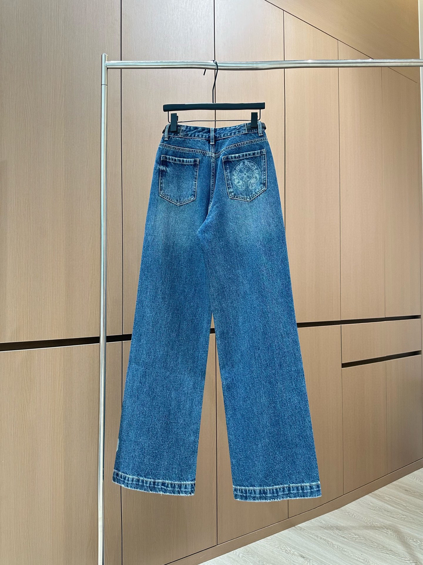 🛒𝐍𝐄𝐖 · 𝟐𝟎𝟐5/爆款现货设计师 原创｜女神同款侧腰带牛仔裤 这款牛仔裤选用优质面料，工艺洗水， 