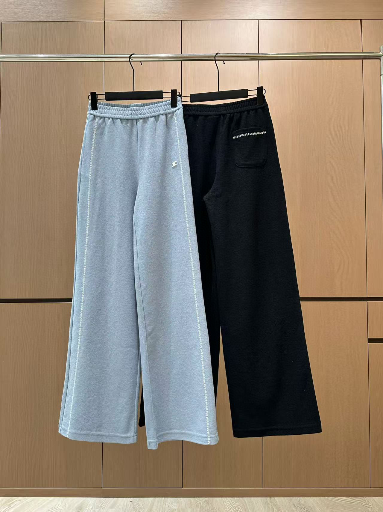 🛒𝐍𝐄𝐖 · 𝟐𝟎𝟐5/爆款现货设计师 原创｜半拉链休闲套装立领半拉链休闲卫衣，搭配阔腿休闲裤，定制面料