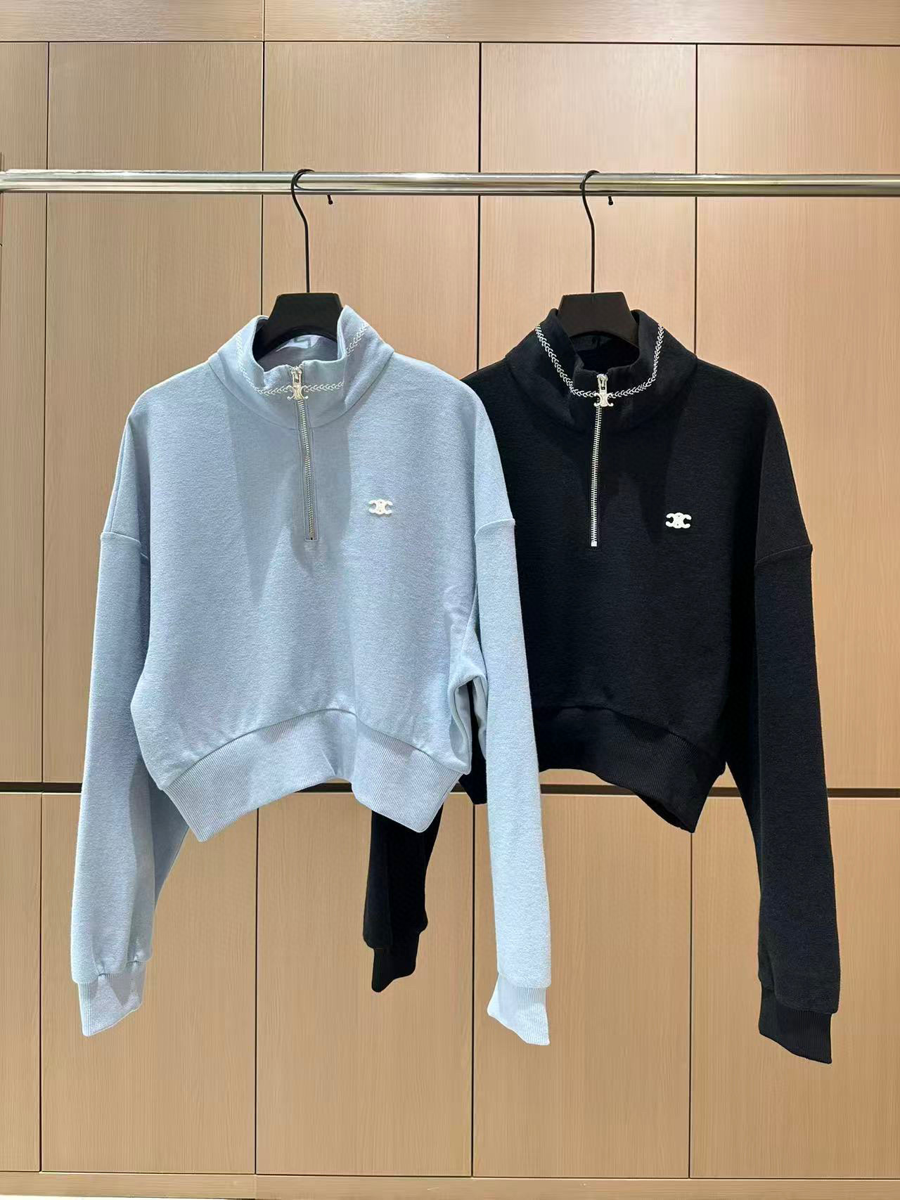 🛒𝐍𝐄𝐖 · 𝟐𝟎𝟐5/爆款现货设计师 原创｜半拉链休闲套装立领半拉链休闲卫衣，搭配阔腿休闲裤，定制面料