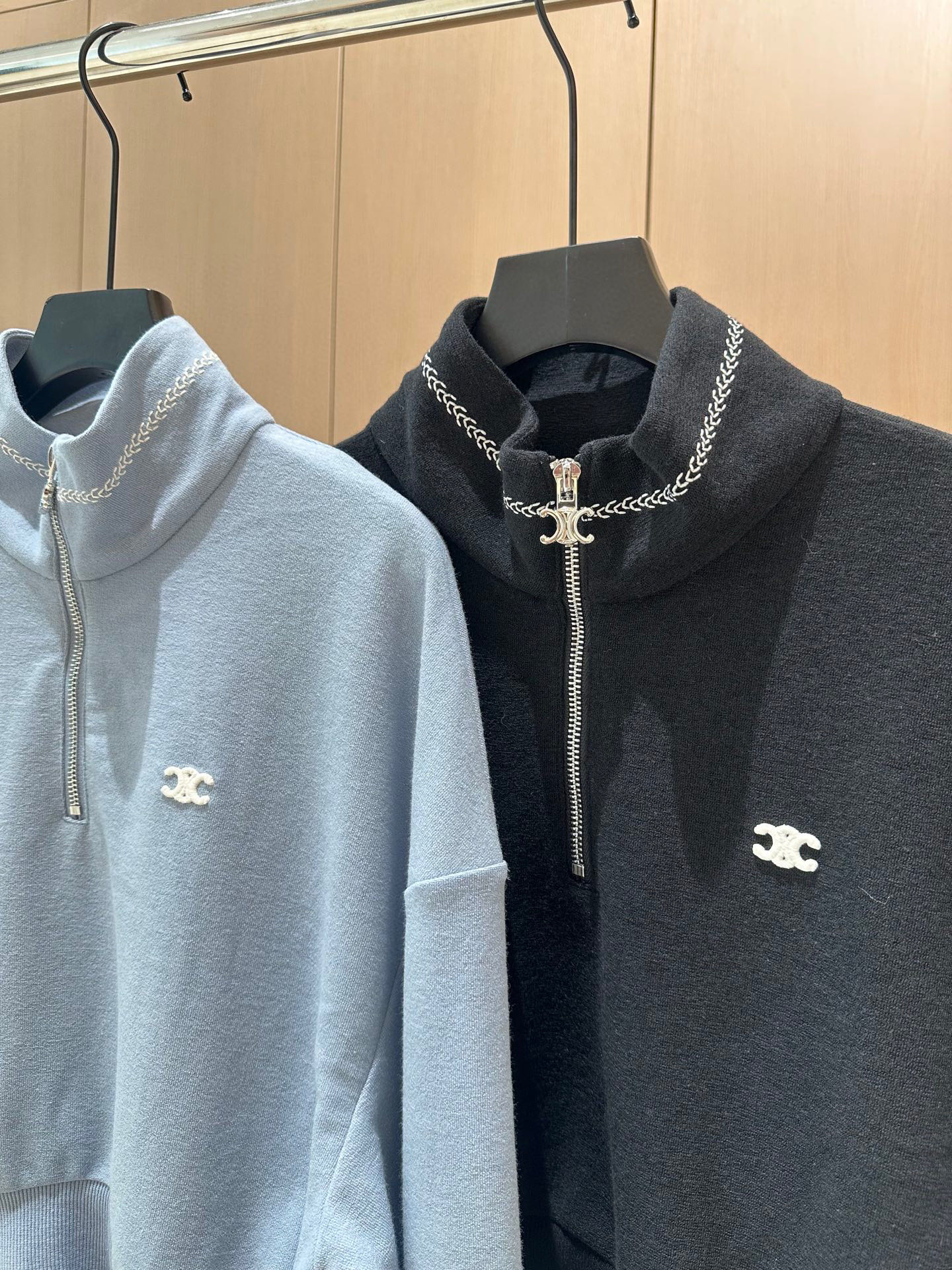 🛒𝐍𝐄𝐖 · 𝟐𝟎𝟐5/爆款现货设计师 原创｜半拉链休闲套装立领半拉链休闲卫衣，搭配阔腿休闲裤，定制面料