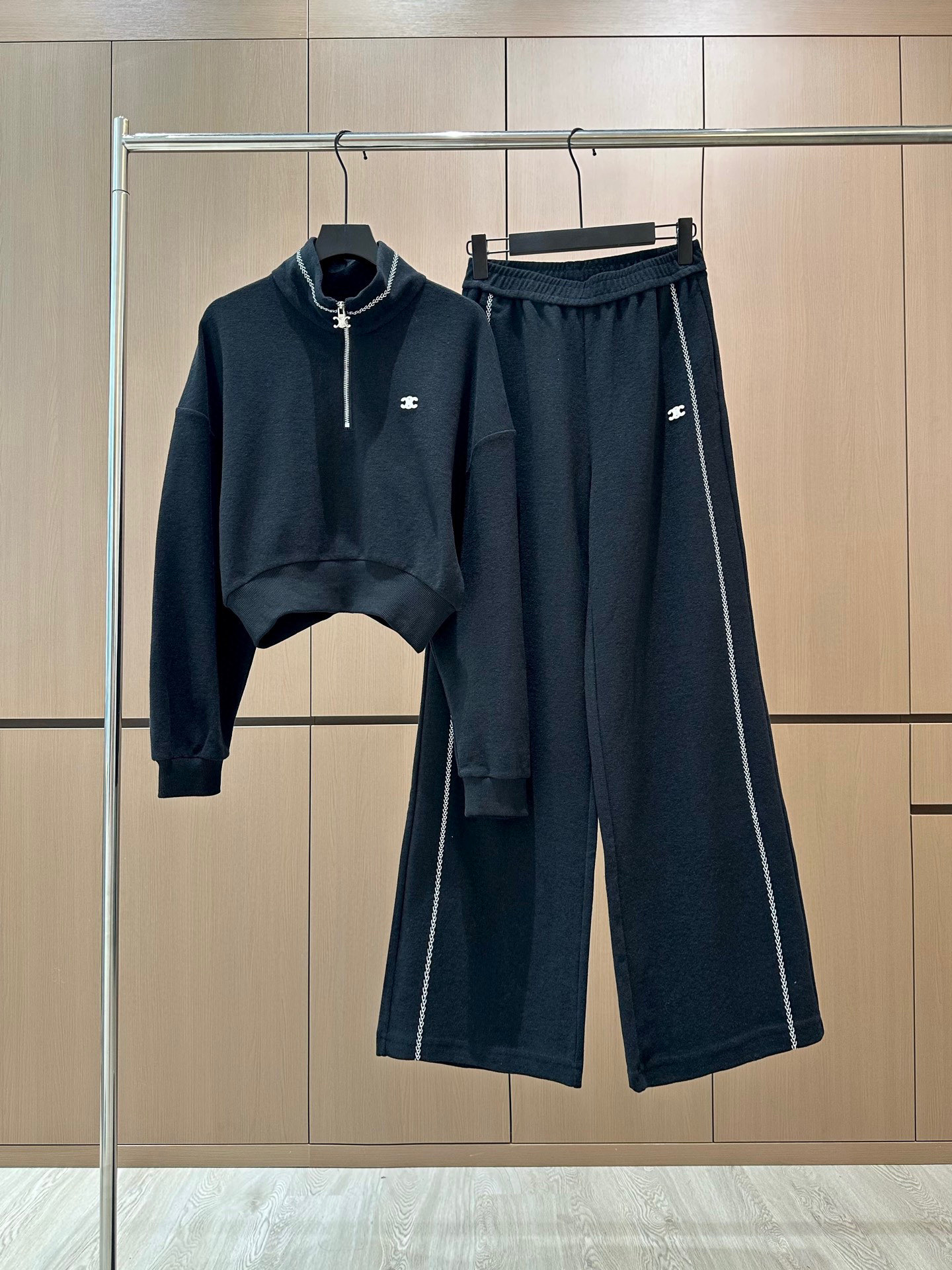 🛒𝐍𝐄𝐖 · 𝟐𝟎𝟐5/爆款现货设计师 原创｜半拉链休闲套装立领半拉链休闲卫衣，搭配阔腿休闲裤，定制面料