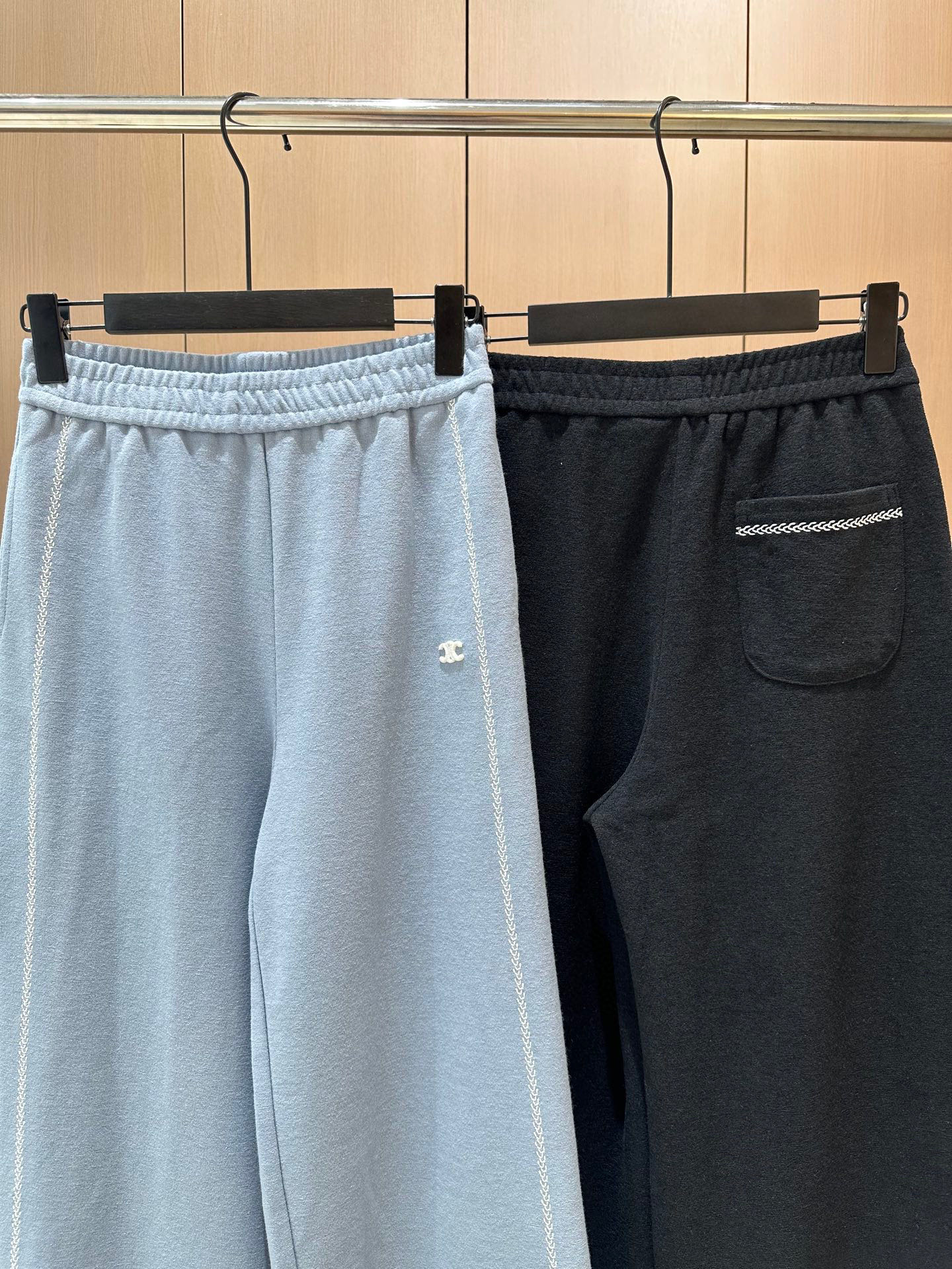 🛒𝐍𝐄𝐖 · 𝟐𝟎𝟐5/爆款现货设计师 原创｜半拉链休闲套装立领半拉链休闲卫衣，搭配阔腿休闲裤，定制面料