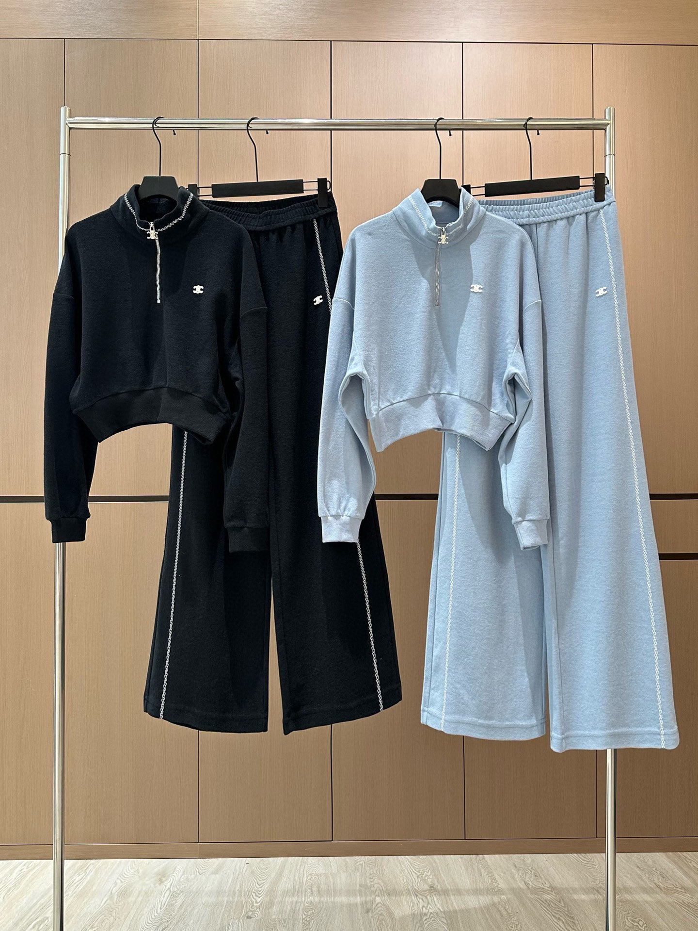 🛒𝐍𝐄𝐖 · 𝟐𝟎𝟐5/爆款现货设计师 原创｜半拉链休闲套装立领半拉链休闲卫衣，搭配阔腿休闲裤，定制面料