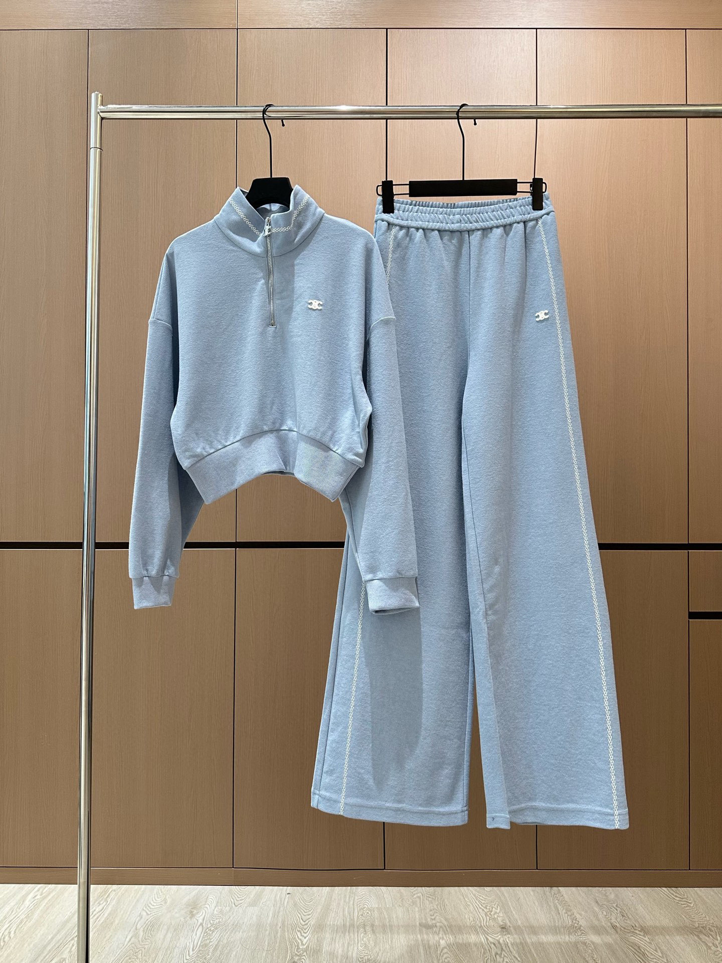 🛒𝐍𝐄𝐖 · 𝟐𝟎𝟐5/爆款现货设计师 原创｜半拉链休闲套装立领半拉链休闲卫衣，搭配阔腿休闲裤，定制面料