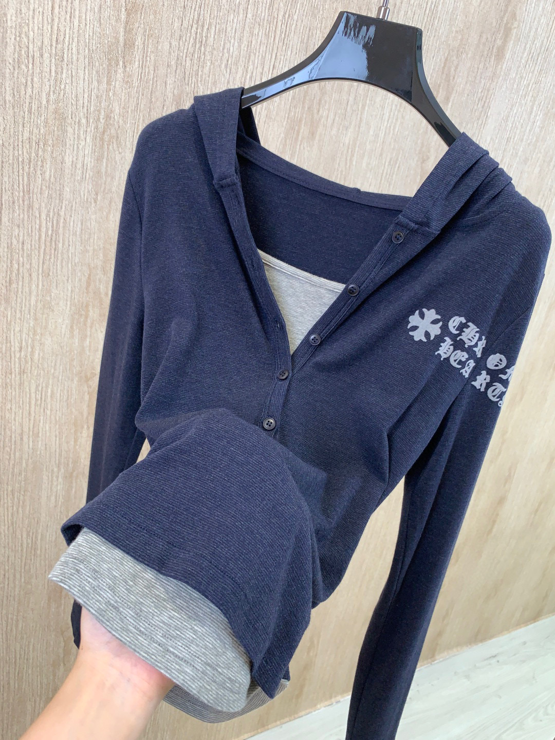 🛒𝐍𝐄𝐖 · 𝟐𝟎𝟐5/爆款现货克罗星｜2025新款戴帽撞色打底衫云感舒适的系列！上身的触感谁穿谁知道的