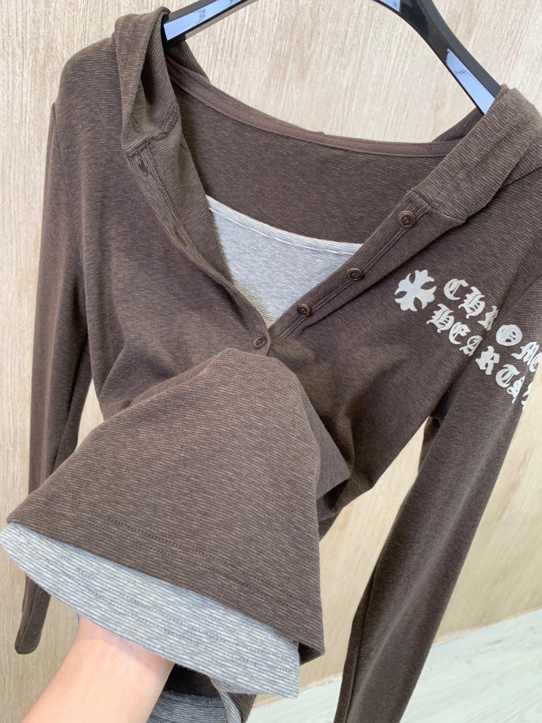 🛒𝐍𝐄𝐖 · 𝟐𝟎𝟐5/爆款现货克罗星｜2025新款戴帽撞色打底衫云感舒适的系列！上身的触感谁穿谁知道的