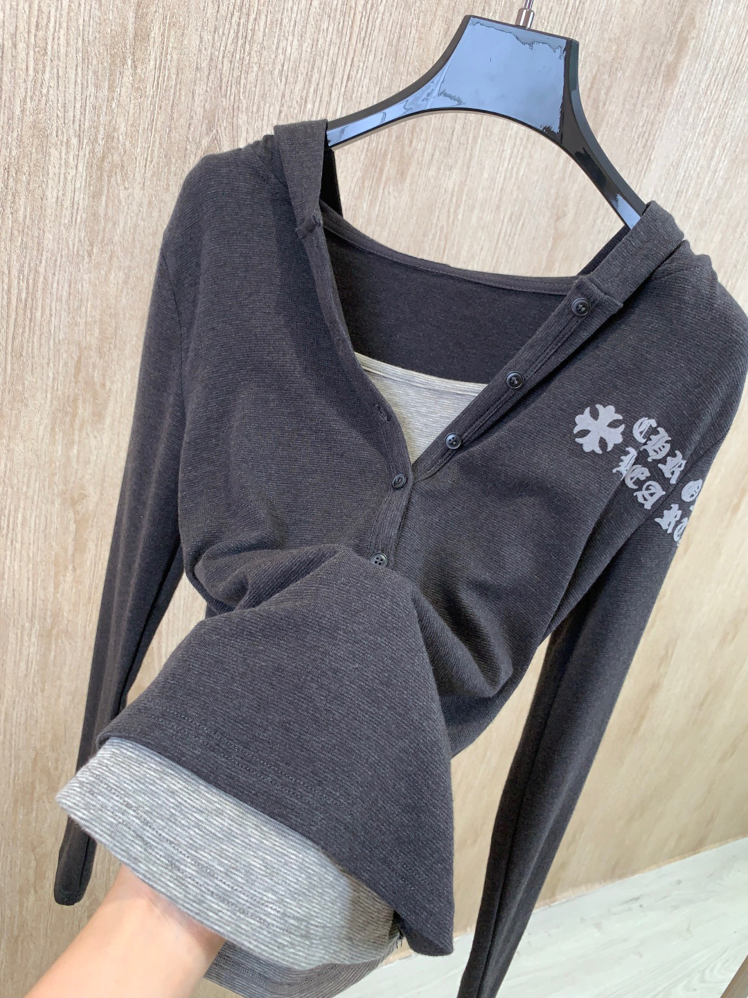 🛒𝐍𝐄𝐖 · 𝟐𝟎𝟐5/爆款现货克罗星｜2025新款戴帽撞色打底衫云感舒适的系列！上身的触感谁穿谁知道的