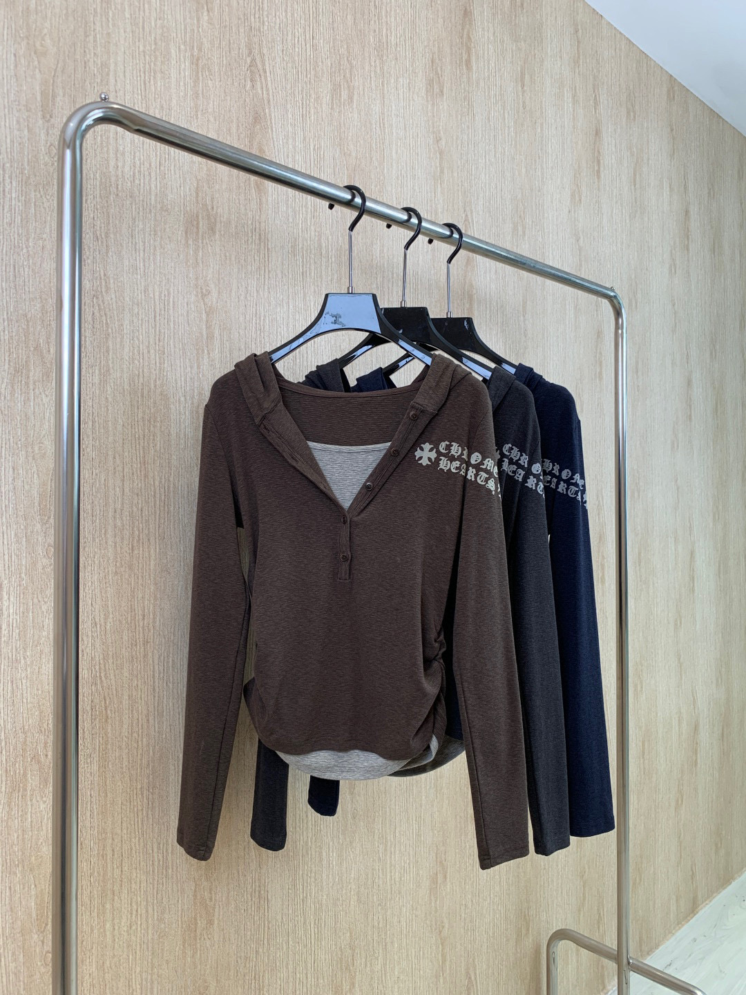 🛒𝐍𝐄𝐖 · 𝟐𝟎𝟐5/爆款现货克罗星｜2025新款戴帽撞色打底衫云感舒适的系列！上身的触感谁穿谁知道的