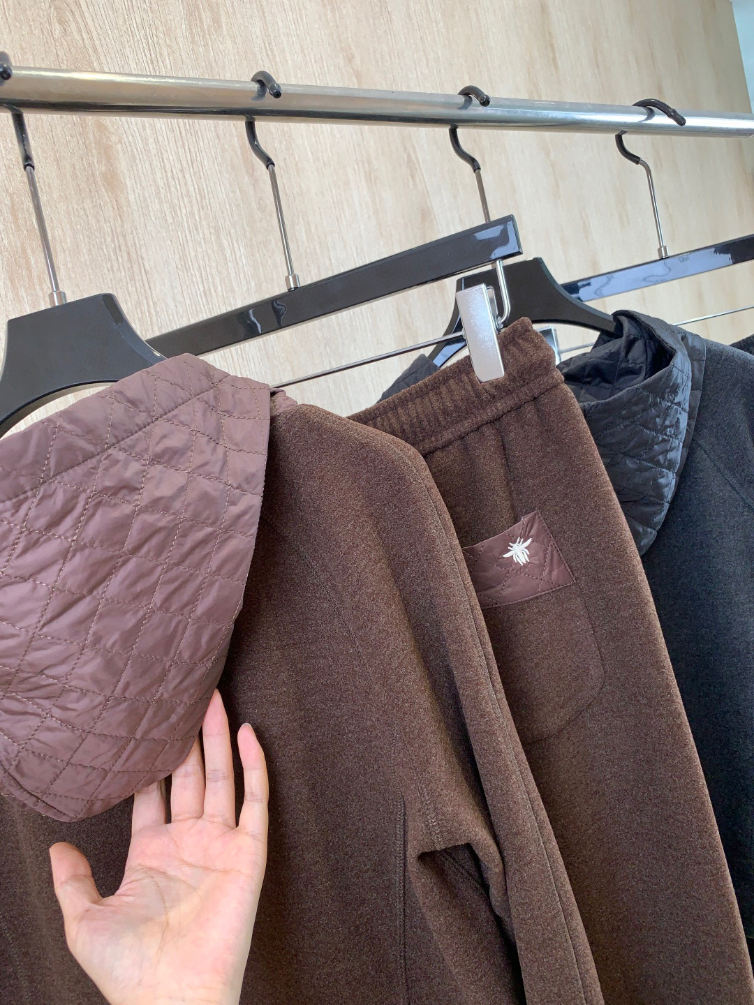 🛒𝐍𝐄𝐖 · 𝟐𝟎𝟐5/爆款现货原单品质 原创｜小蜜蜂刺绣休闲套装带帽拼接卫衣外套，搭配休闲长裤，定制面