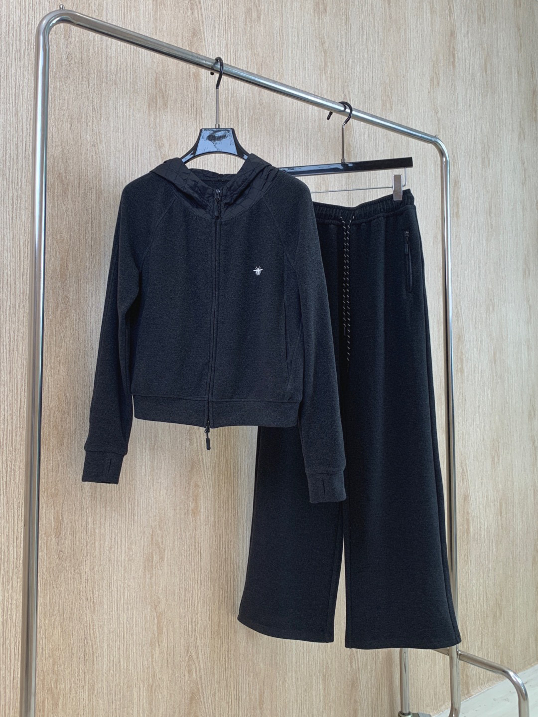 🛒𝐍𝐄𝐖 · 𝟐𝟎𝟐5/爆款现货原单品质 原创｜小蜜蜂刺绣休闲套装带帽拼接卫衣外套，搭配休闲长裤，定制面